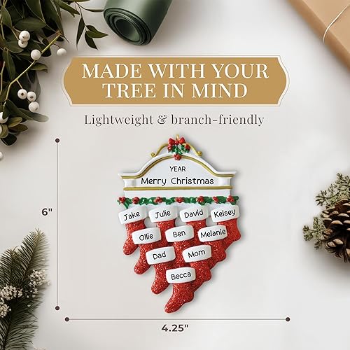 Miniatura 3 de Adornos de Navidad personalizados para familia de 10  Adorno familiar de medias rojas de poliresina  Adornos de Navidad familiares únicos 2022