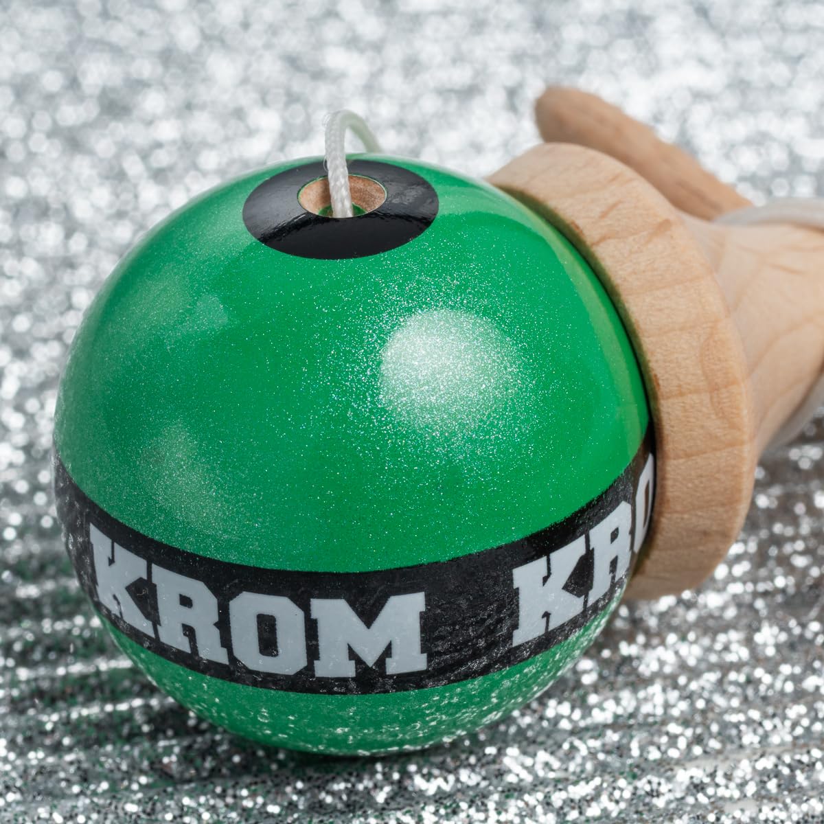 KROM Kendama Micro Verde Oscuro – Mini Kendama de Madera de Haya – Totalmente jugable – Tamaño de Bolsillo – para Principiantes y Profesionales