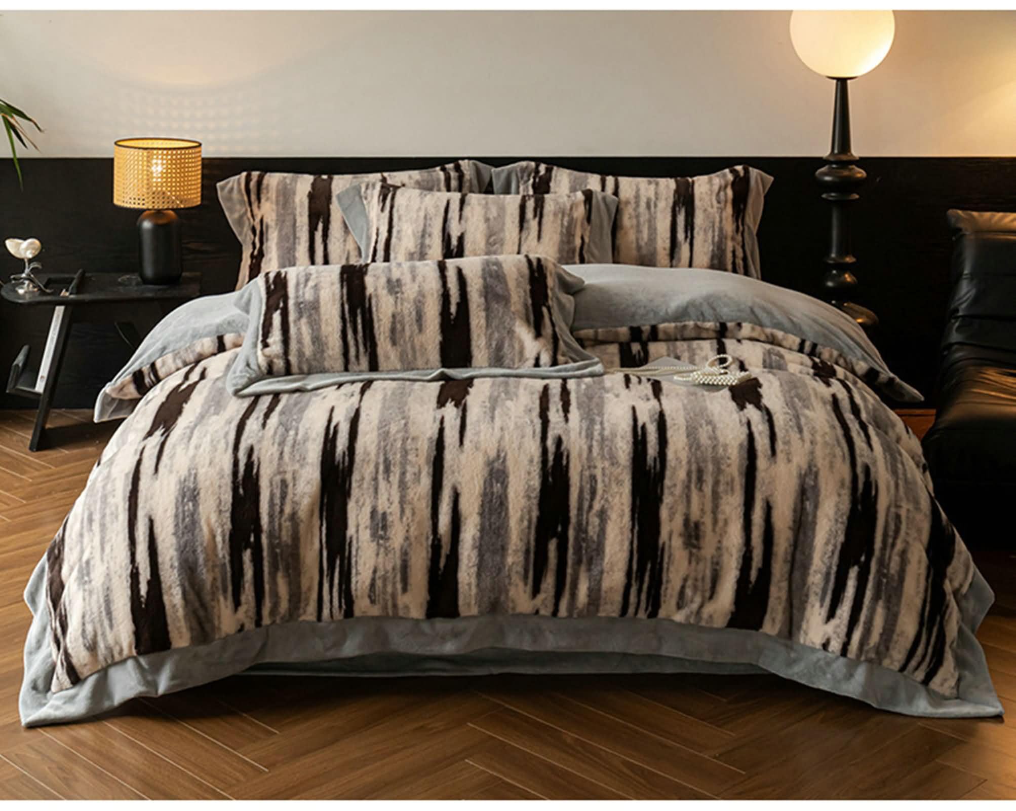 4-częściowy zestaw pościeli na łóżko 150 cm, poszwa na kołdrę 200 x 230 cm, prześcieradło z gumką 150 x 200 cm i 2 poszewki na poduszki, wzór w paski, miękki aksamit, szaro-czarny