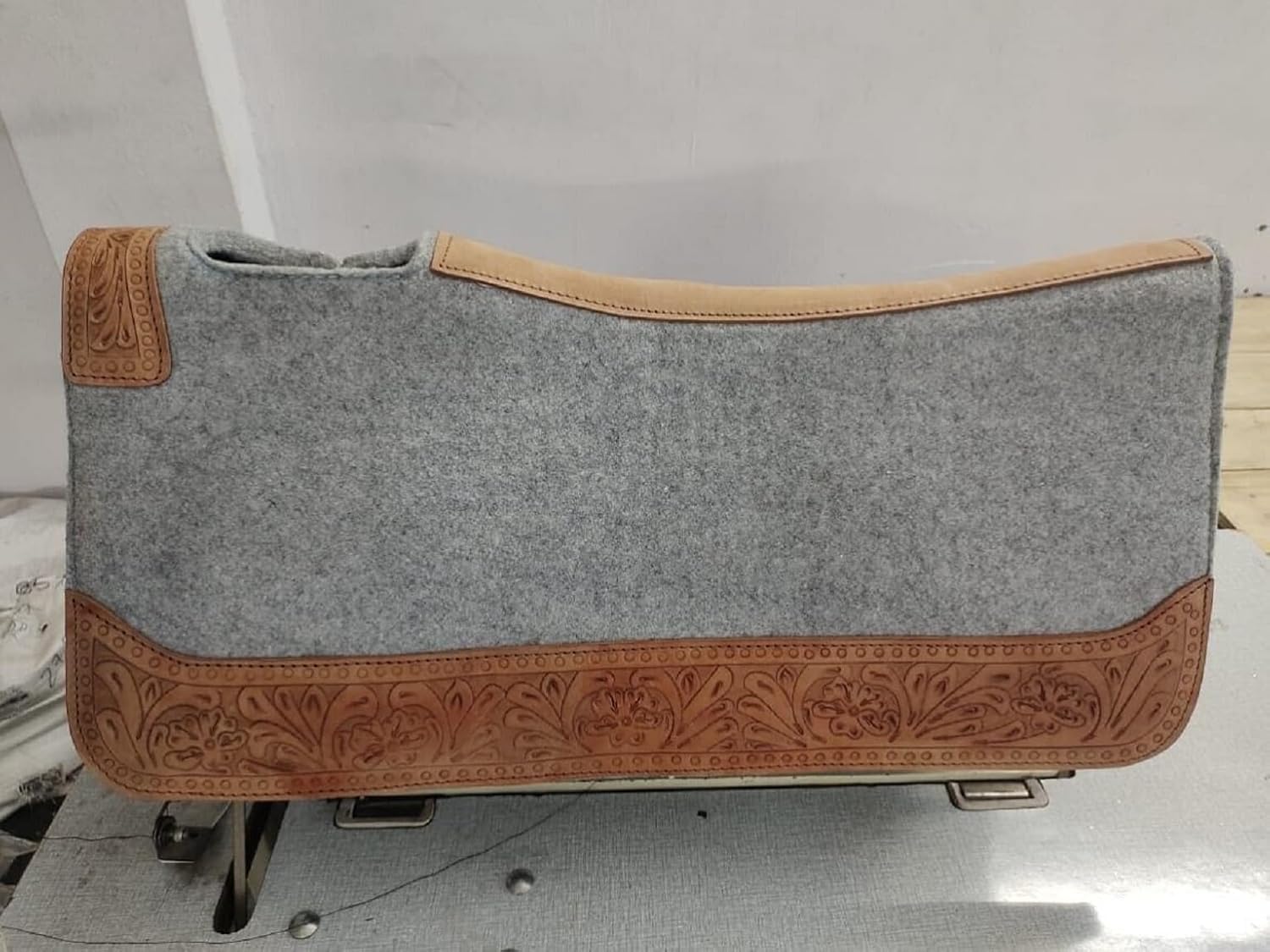 Western horse Felt Sottosella/sottosella sagomato in feltro di lana di alta qualità nelle misure 81,28 x 81,28 cm e 76,2 x 76,2 cm A20 (81,28 x 81,28 cm)