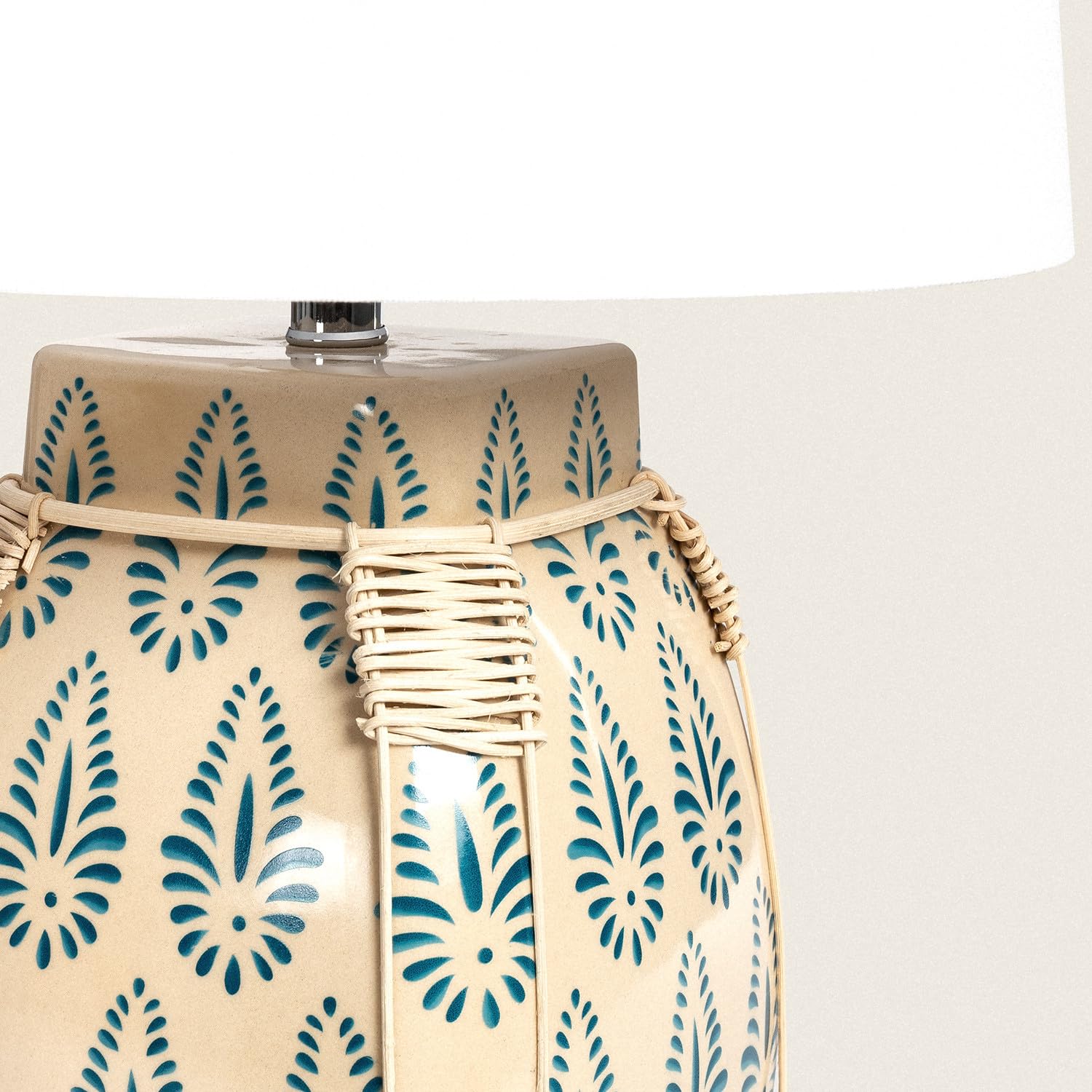 LEDKIA LIGHTING - Lámpara de Mesa Ariché | Diseño Artesanal Mediterráneo | Base Cerámica y Ratán | Requiere 1 Bombilla E27 | Para Salón y Dormitorio; Blanco
