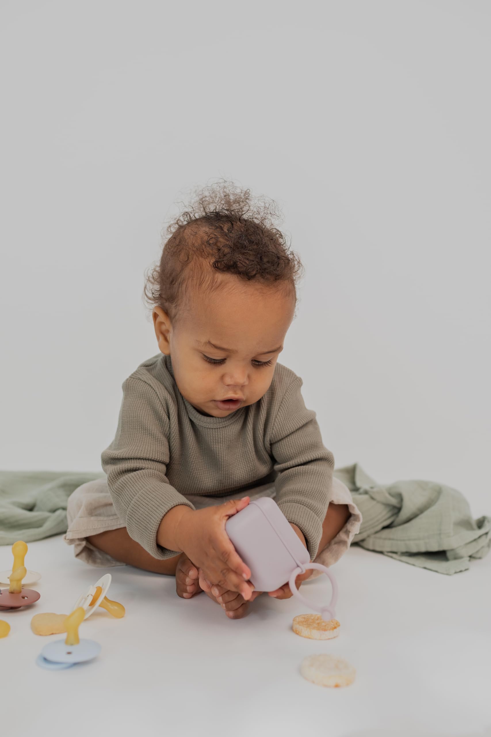 BIBS Schnullerbox Bundle - Bunte Schnuller, Runder Naturkautschuk-Sauger und Sterilisierbox - Komplettes Set für Glückliche Babys, Größe 1 (0-6 Monate), Blush
