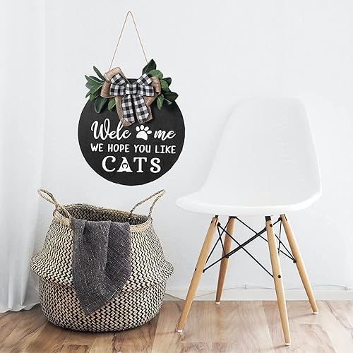 Miniatura 5 de Alnicov Letrero de bienvenida de madera de 11.8 pulgadas, con texto en inglés «Welcome We Hope You Like Cats», corona de bienvenida para Navidad,