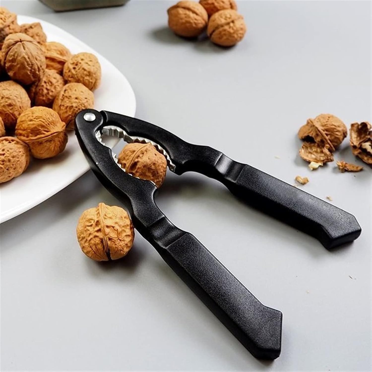 Nutcracker, Portable Nut Clip Shelling Clip Metal Spring Nut Clip Opening Nut Clip Remover Easy to Handle Kitchen Gadget (Black)