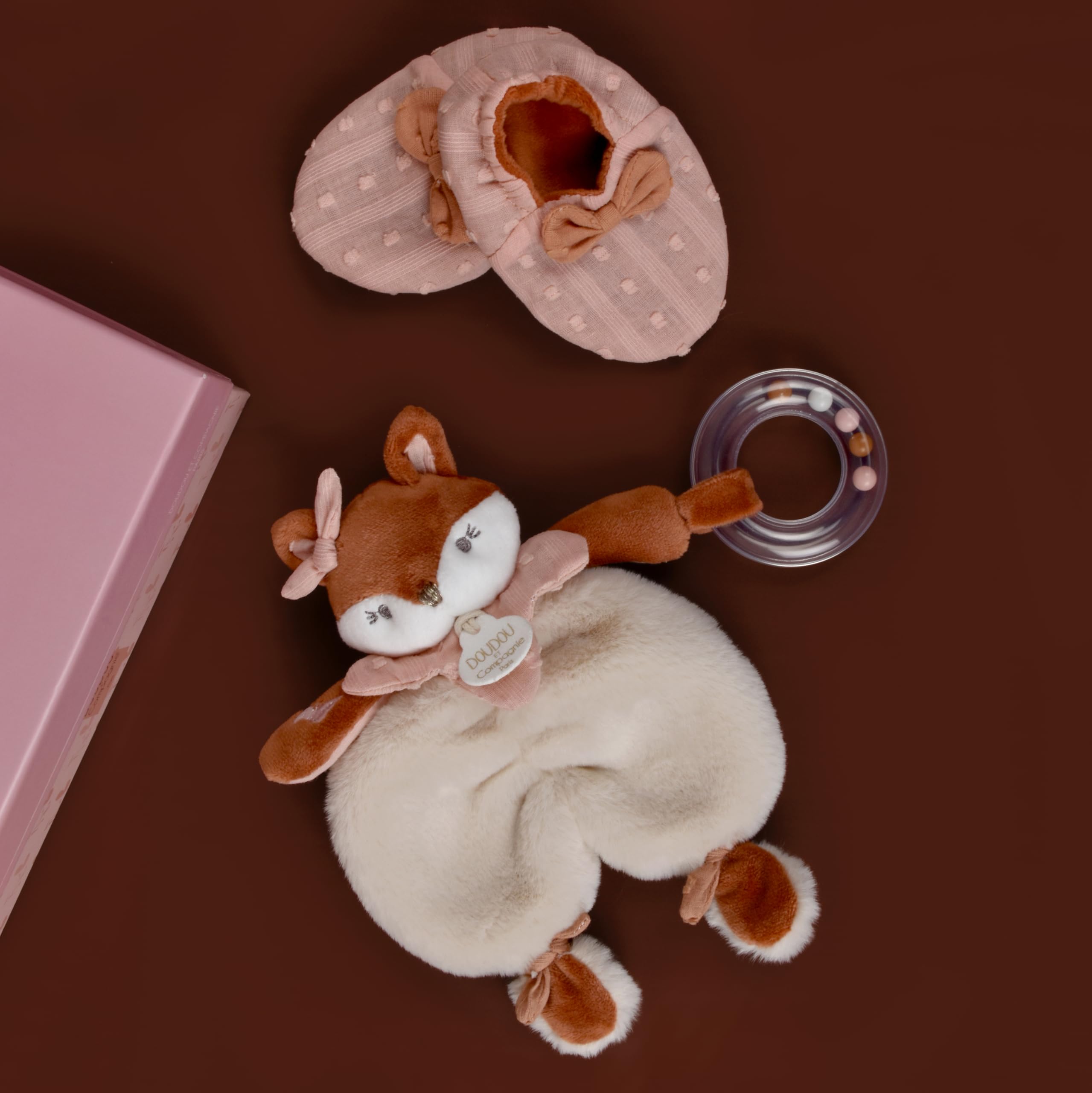 Doudou et Compagnie - Coffret Naissance Mina Renard avec Chaussons 0-6 Mois - Doudou Bébé Plat 18 cm Ultra Doux en Coton Plumetis - Ensemble Premier Âge Raffiné - Idée Cadeau Naissance Mixte - DC4691