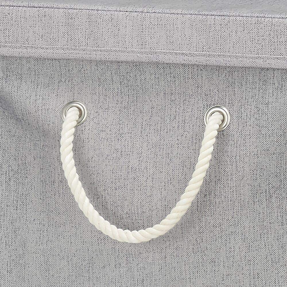mDesign rollbarer Wäschekorb mit Deckel für das Bad, Schlafzimmer oder die Waschküche – Wäschetruhe aus Polyester mit Rollen aus Kunststoff – Faltbare Wäschetonne mit Tragegriffen – grau