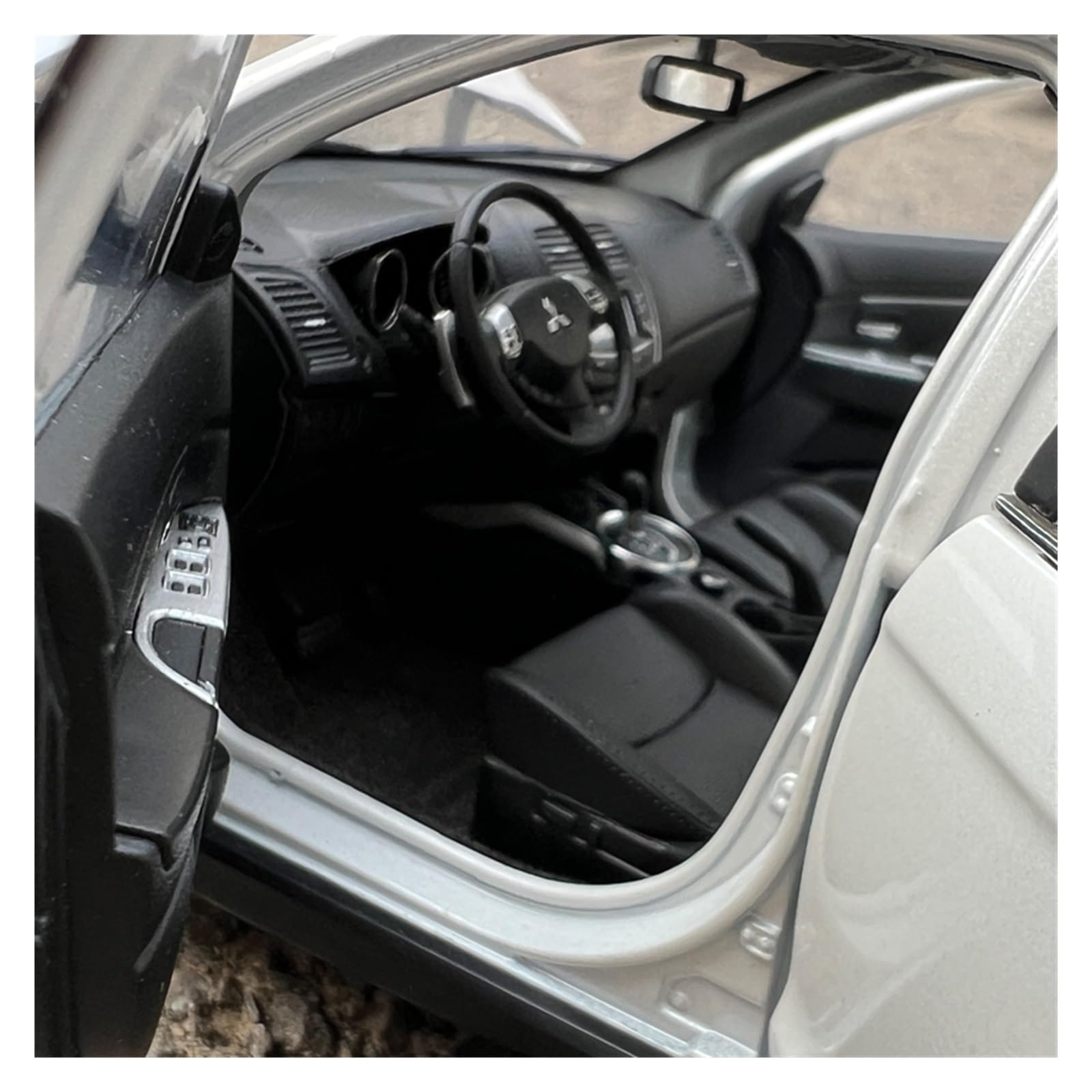 Ornamento Decorativo Simulato Di Un Modello Di Auto In Lega Statica Mitsubishi Outlander Pressofuso In Scala 1:18