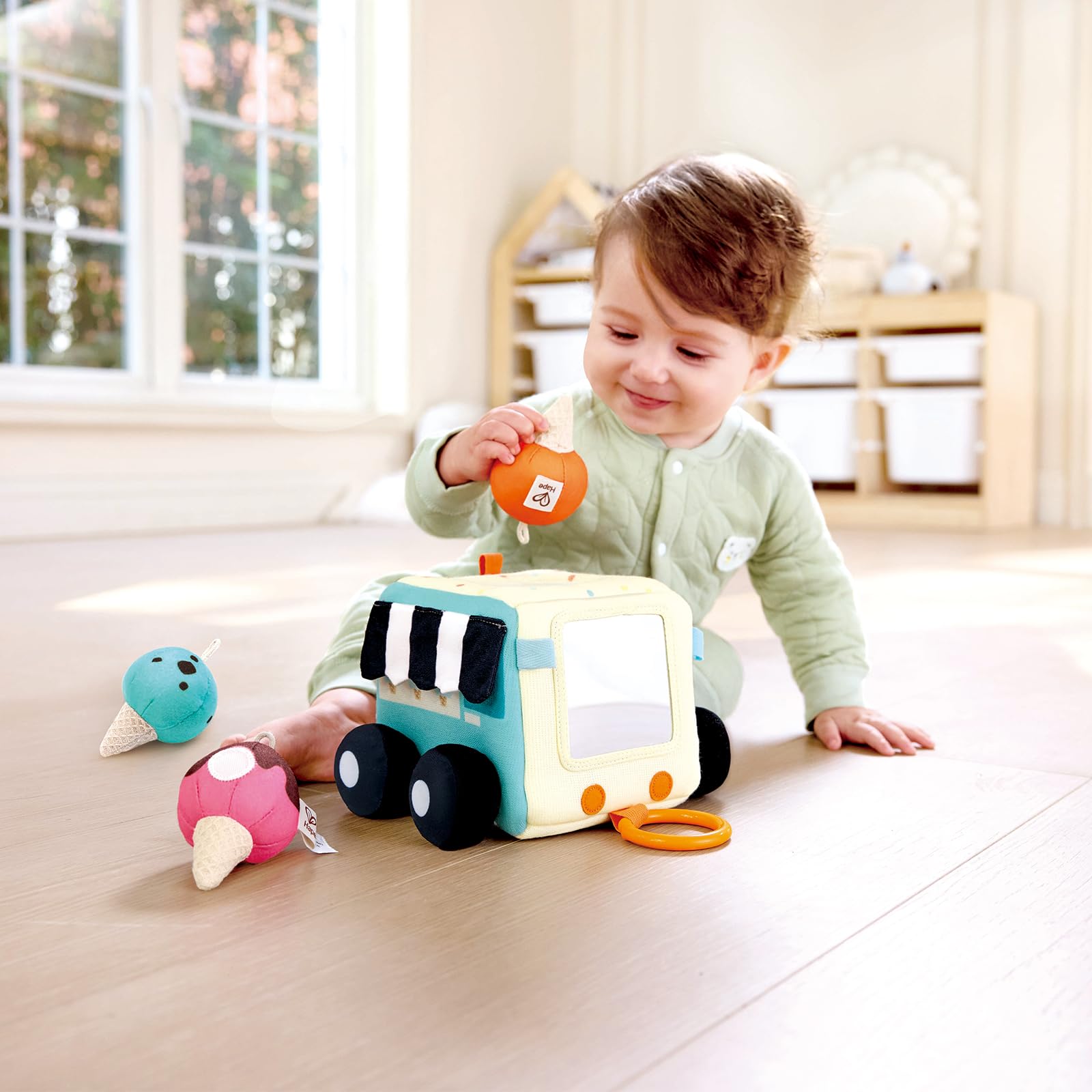 Hape Sensory Scoop Ice Cream Truck – pluszowa zabawka dla niemowląt 6 w 1, z miękkim lustrem, grzechotka, marszczone tekstury i dopasowanie kolorów, eksploracja sensoryczna i rozwój umiejętności