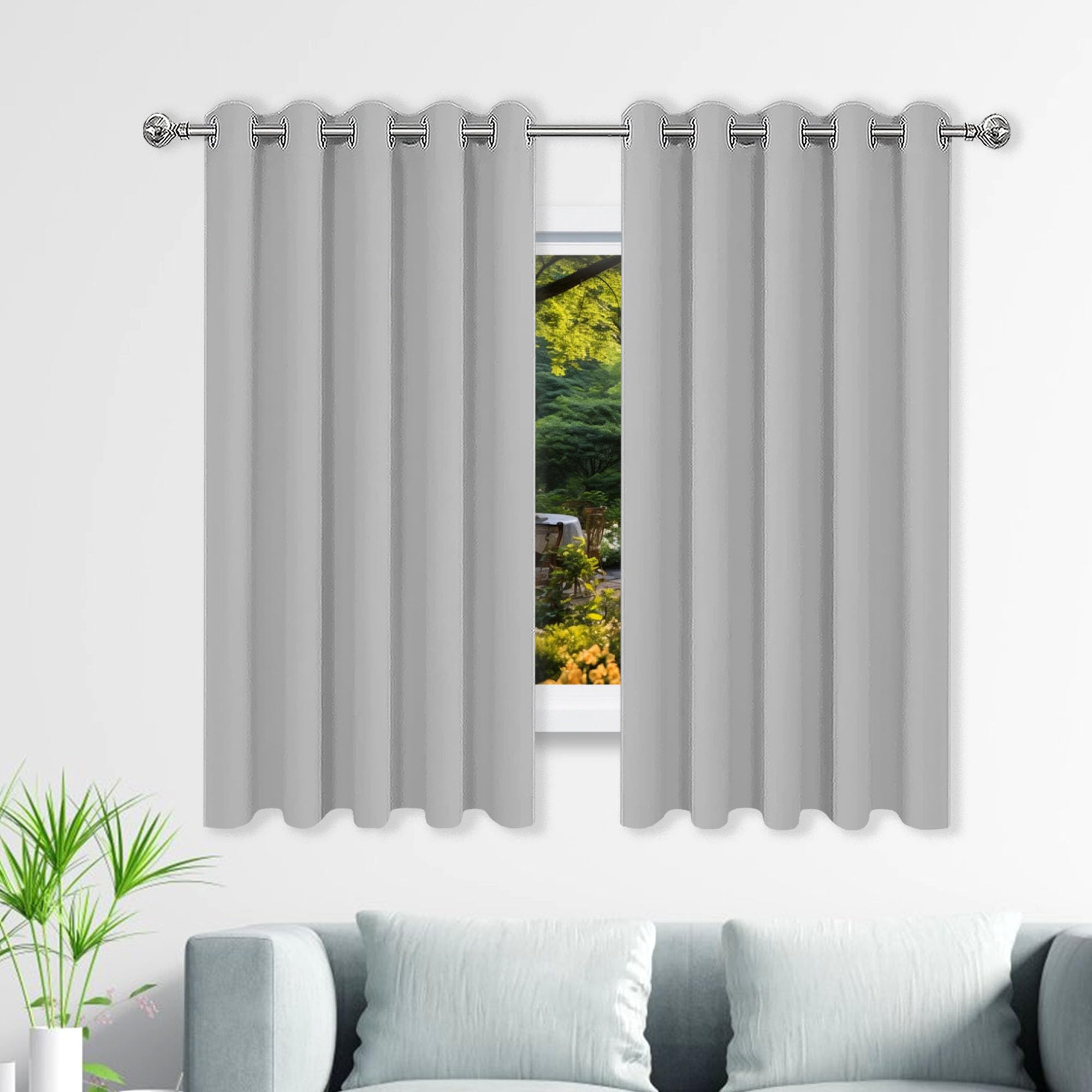 Panneaux de rideaux intérieurs gris clair pour une chambre moderne et fraîche