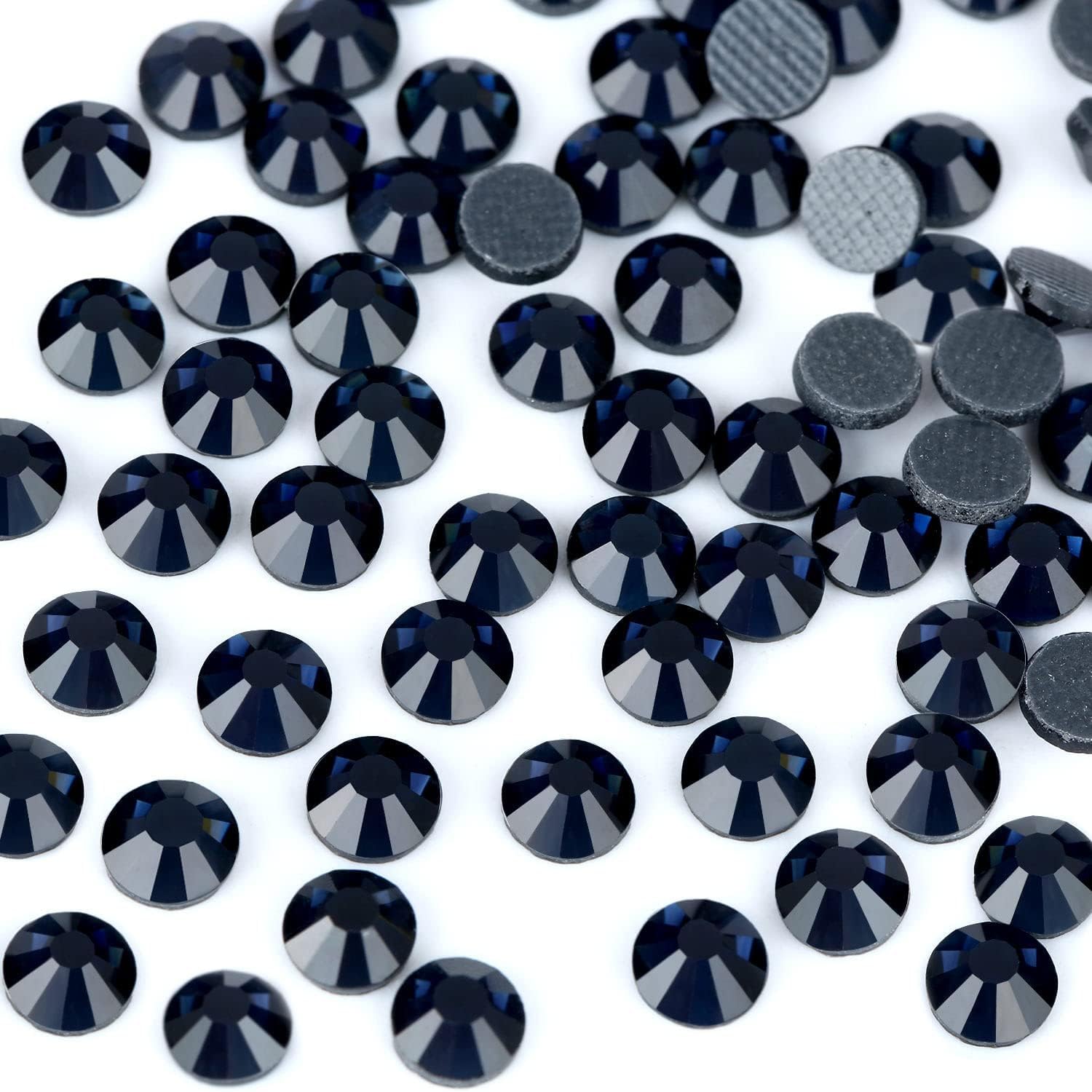 Diamantes termoadhesivos SS16 azul marino de reverso plano con corte simétrico para alta costura
