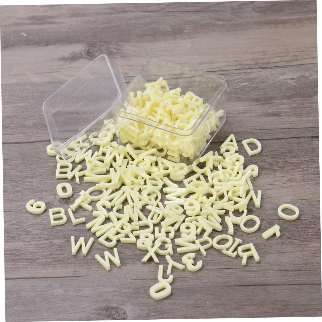 TEHAUX Lot de 3 Kits de Perles : 200 Perles en Résine avec Lettres Mixtes Pendentifs Alphabet pour La Fabrication de Bracelets Jouets Éducatifs Lettres Acryliques Jaunes 200 pièces X 3