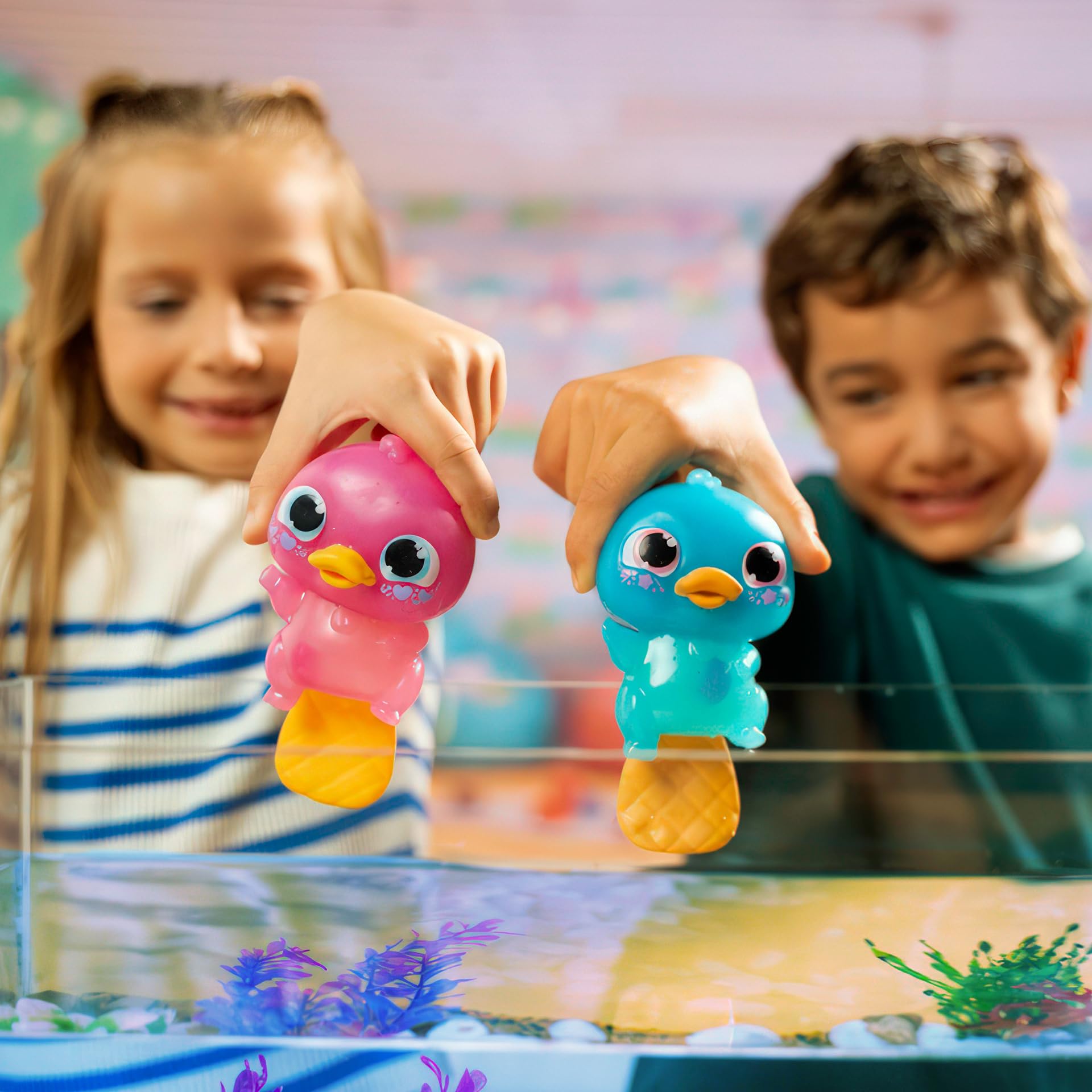 Animagic Let's Glo Puddles - Rosa | Il tuo migliore amico elastico, morbido e luminoso - Si illumina e galleggia in acqua - Animale elettronico interattivo - Per bambini dai 4 anni in su