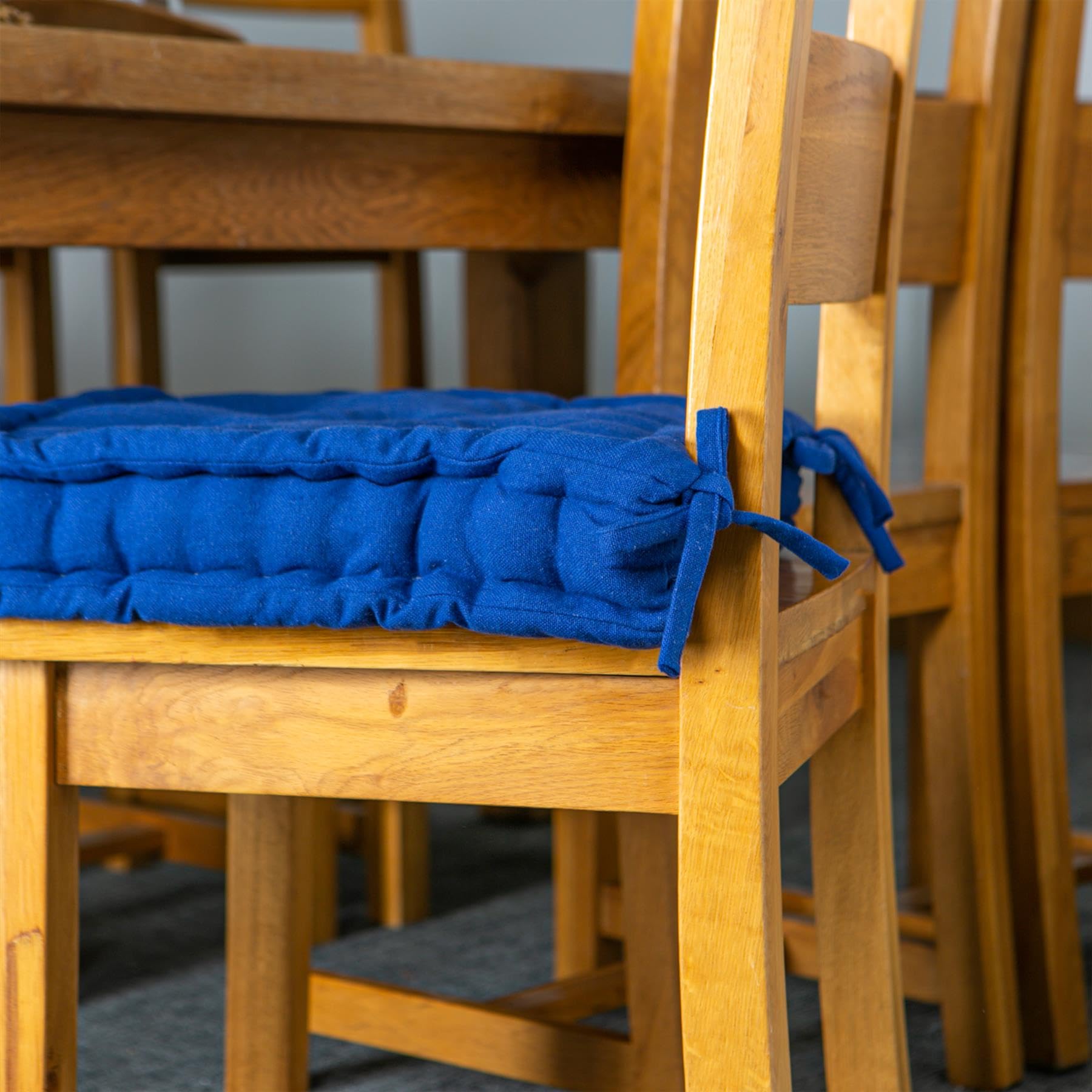 Chaise de salle à manger matelassée en velours Bleu ABERDEEN | Maisons du Monde