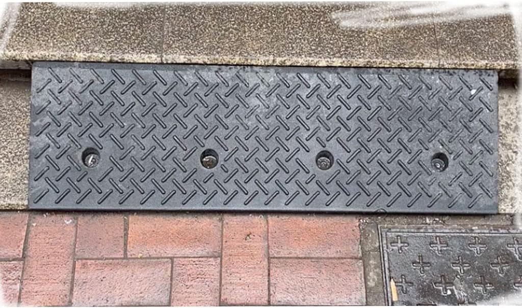 4-7cm Rise Curved Side Step Ramps for Wheelchair/Walker/Bicycle/Troy, Load Capacity 5000kg Heavy Duty Rubber Plastic Driveway Barn Ramps, Black