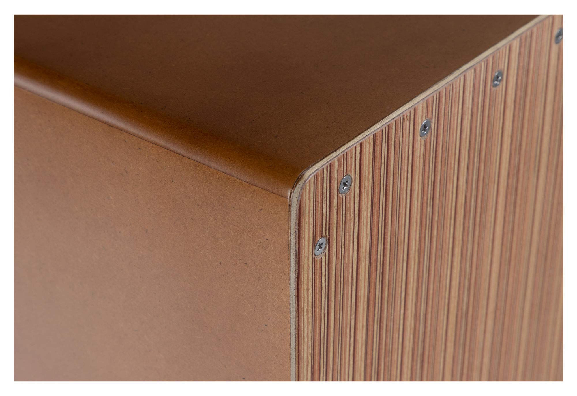 XDrum Cajon El Bajo Bass Port Walnut/Zebra incl. sac, Bass Port intégré | Corps: HPL (High Pressure Laminate), Partie supérieure de la surface de frappe vissée, Surface de frappe: placage Zebrano