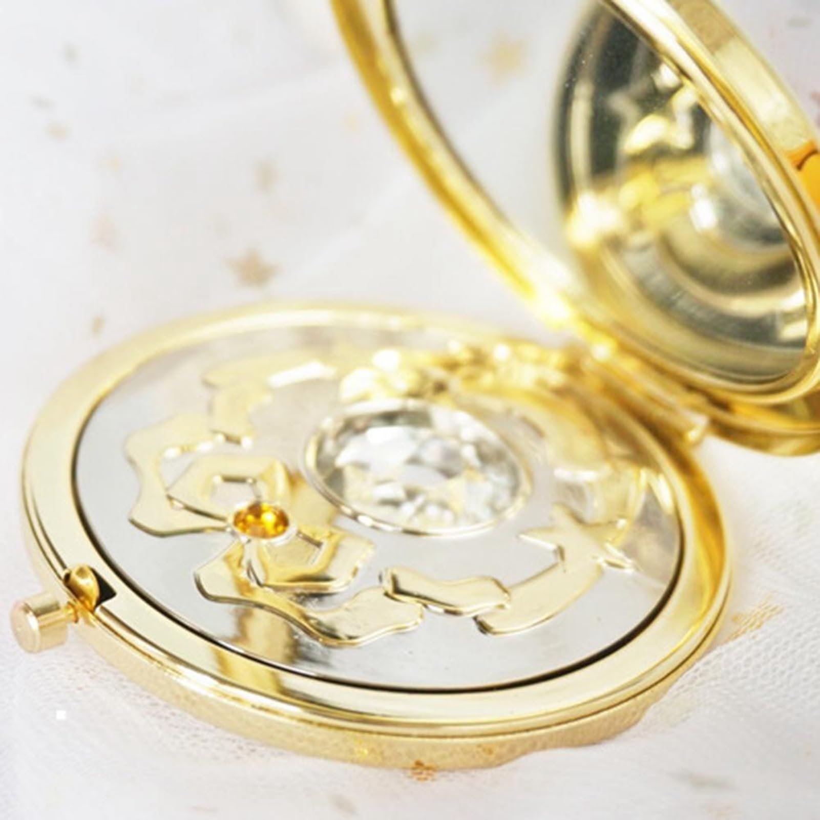 Specchio per Trucco Anime - Specchio Pieghevole con Design a Stella in Cristallo per Ragazze, Custodia in Metallo Resistente, Cosmetico Accattivante, Idea Regalo Perfetta, Diametro 7 Cm