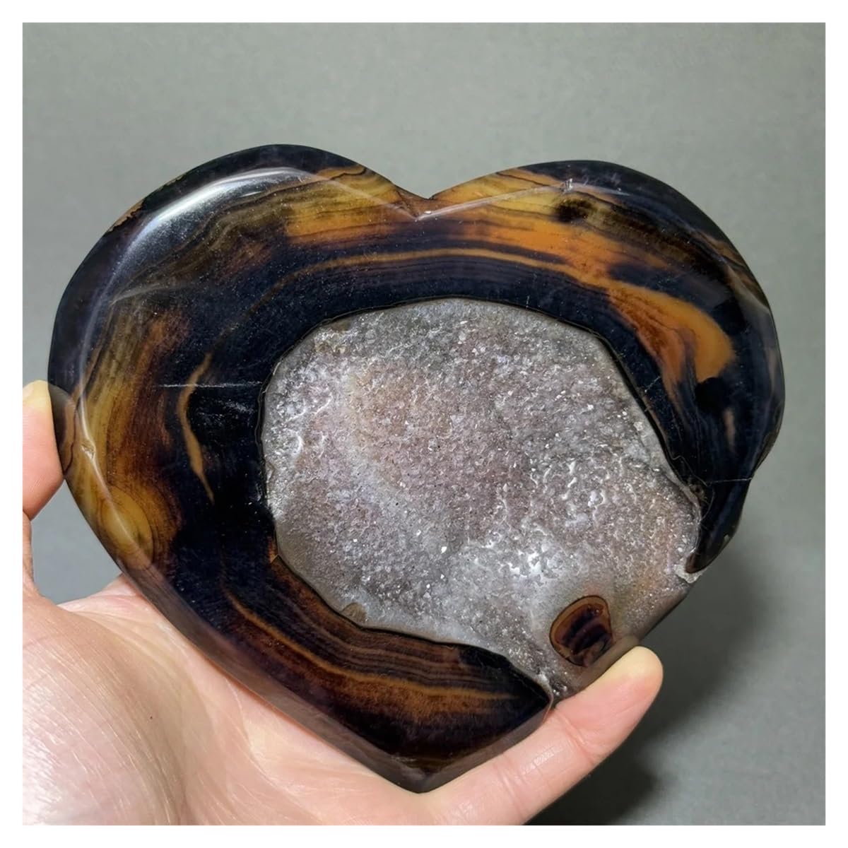 Cristal d'agate à rayures noires, le cadeau déco idéal et symbolique