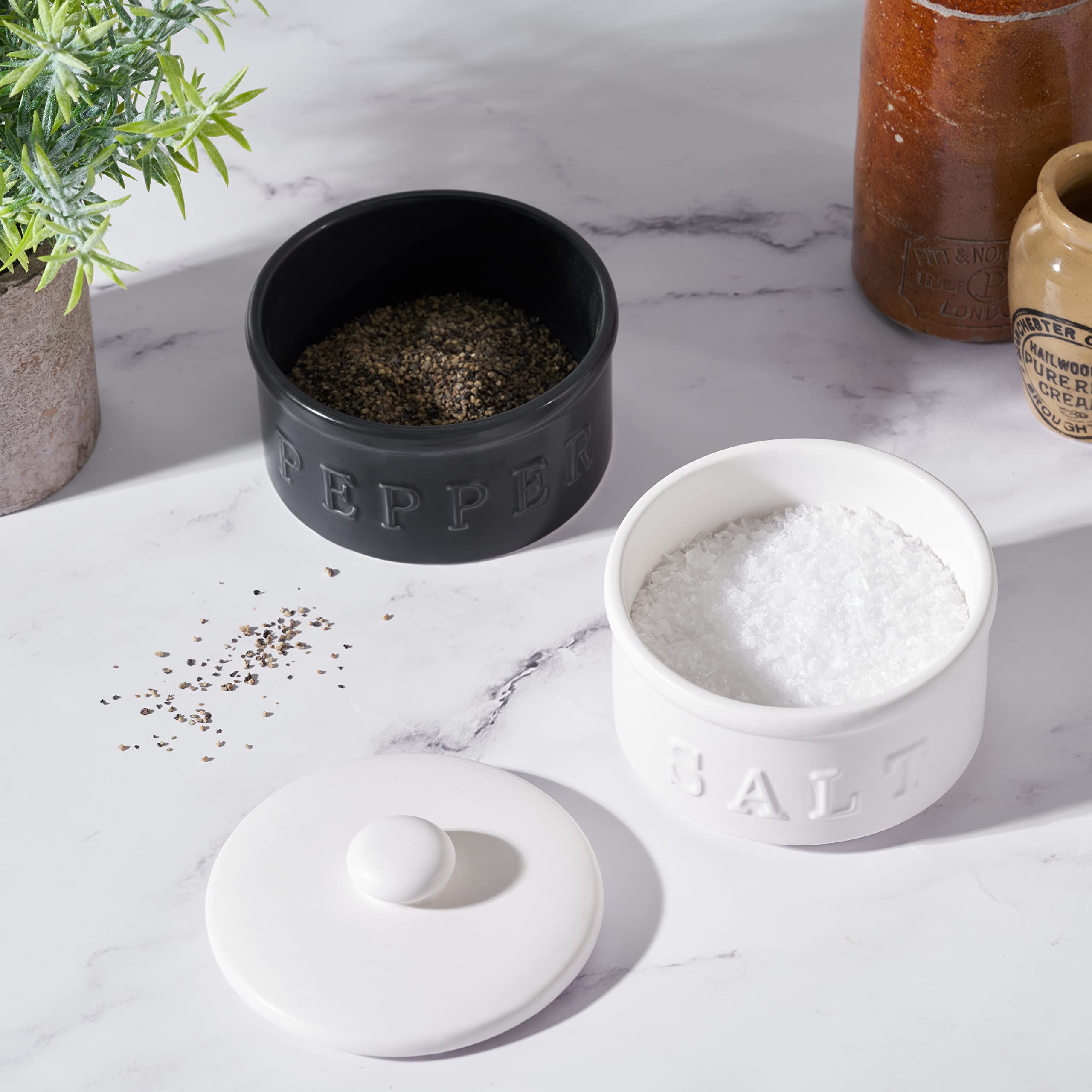 Pila de sal y pimienta con tapa, juego de 2 – Decoración rústica apilable para tu cocina – Contenedores y accesorios de mesa boho para el hogar – Soporte de cerámica para el mostrador
