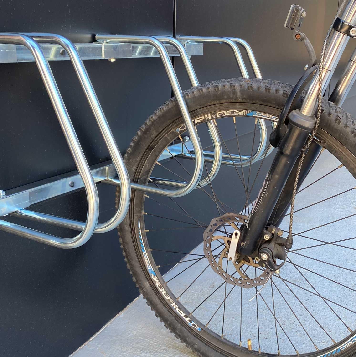 ADO - Rack – Aparcamiento para estacionar 6 Bicicletas en Suelo o Pared | Soporte para aparcar la bicicleta en acero galvanizado (12 bicicletas)