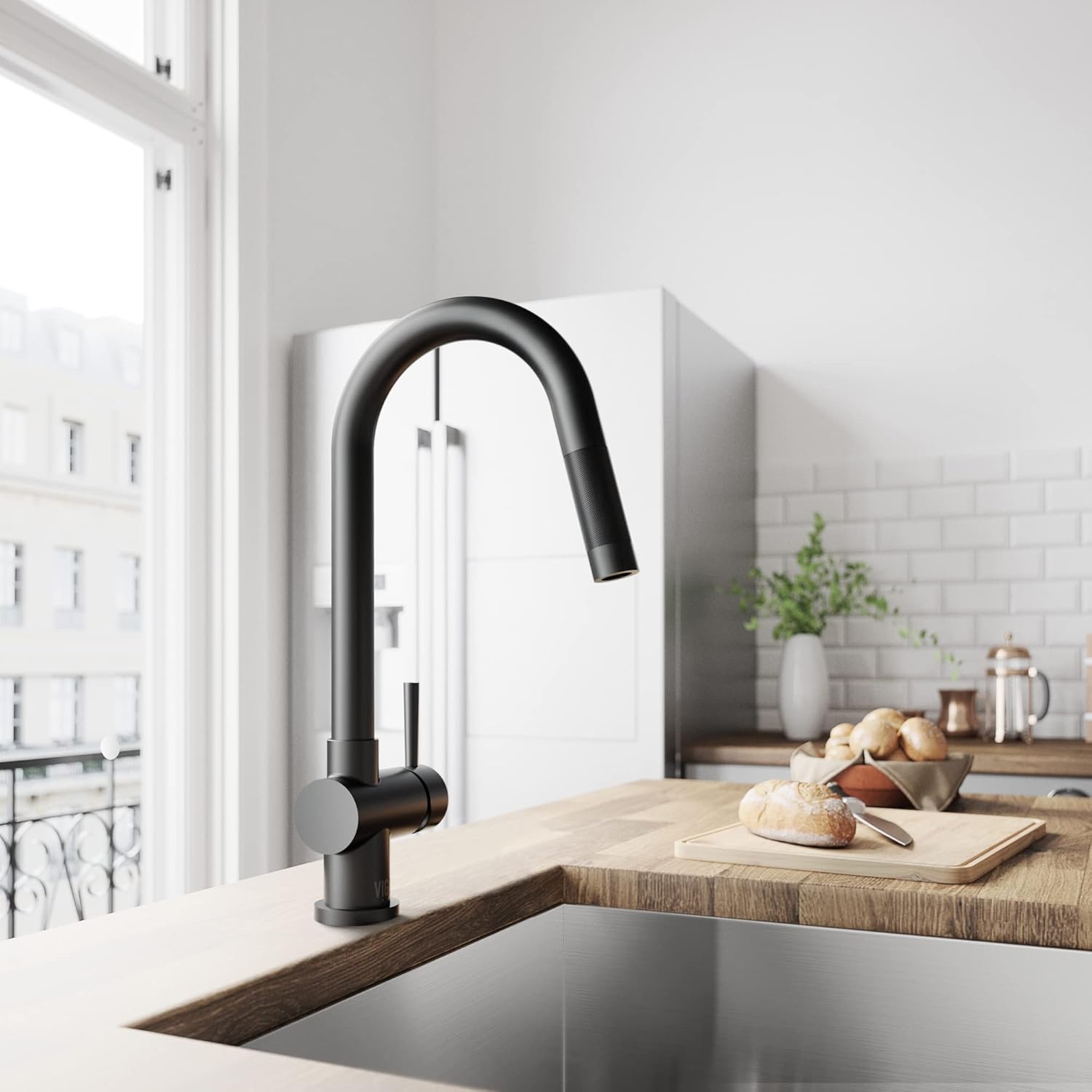 VIGO Gramercy 17'' H Single Handle Pull-Down Spout Kitchen Faucet in Matte Black-VG02008MB