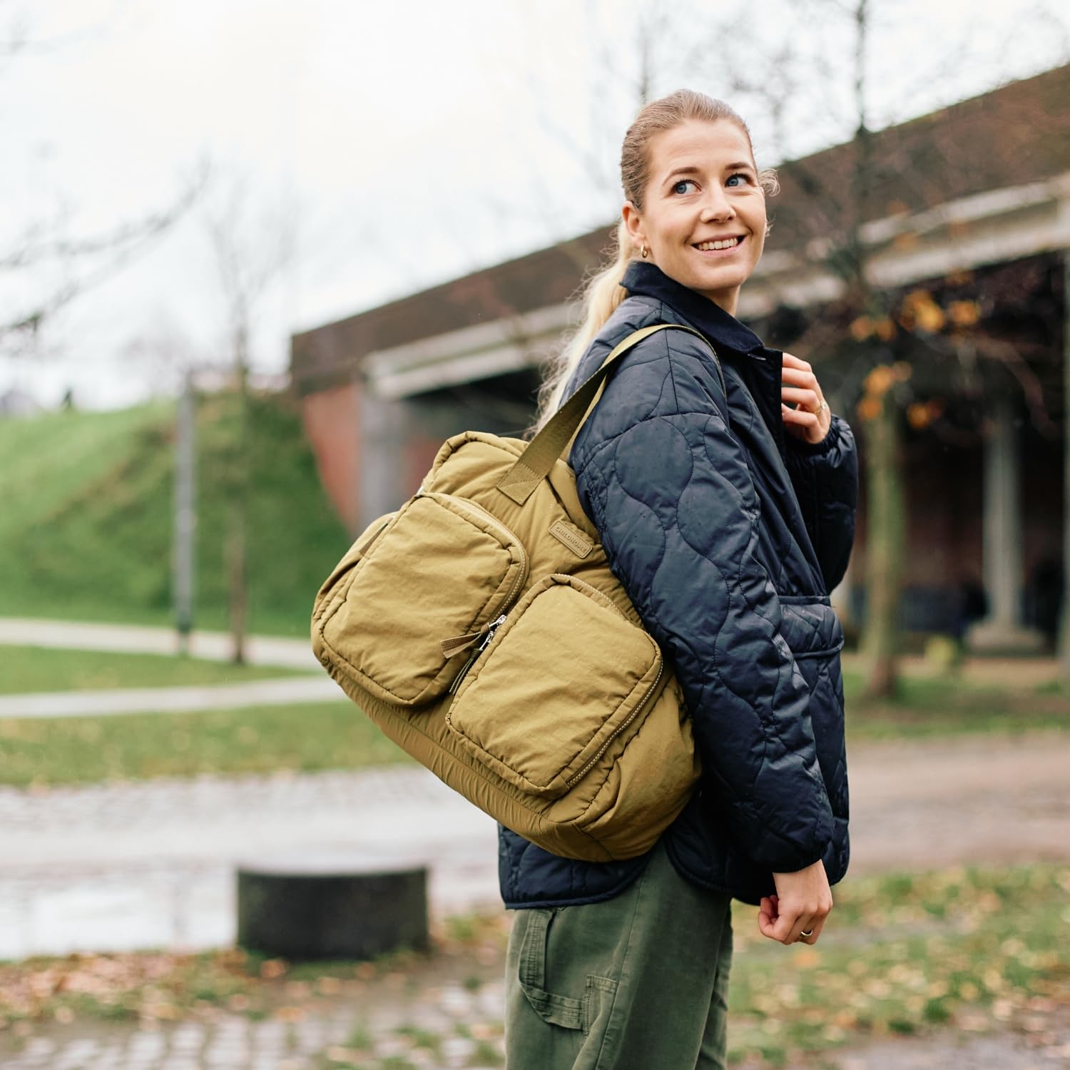CHILDHOME, Wickeltasche Mellow, Gepolsterte All-In-One Nursery Tasche, Mehrere Fächer, Thermotasche, Feuchttücher Fach, Zubehör Inklusive, Khaki