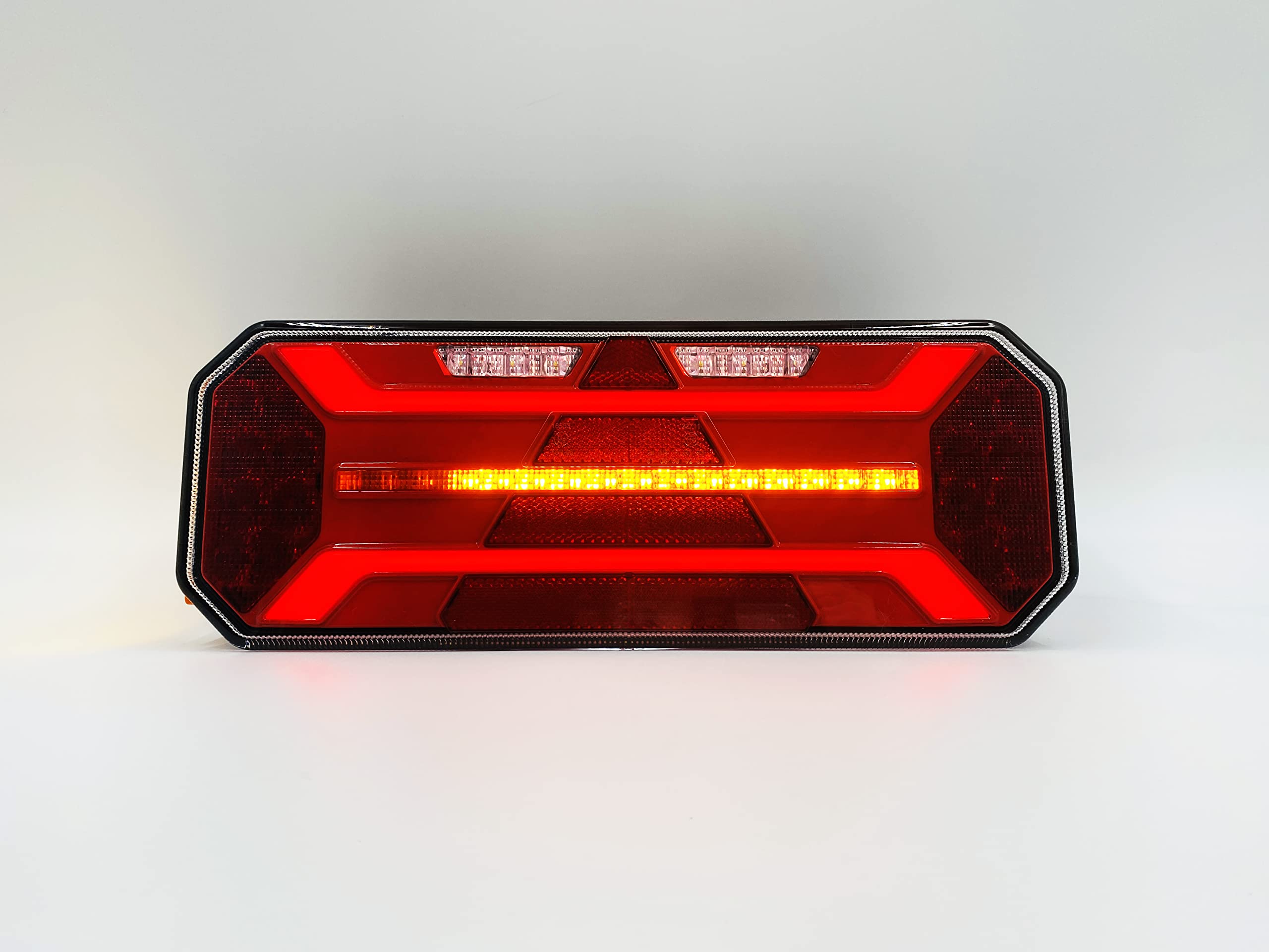 PILOTO LED 7 FUNCIONES TRIÁNGULO INTEGRADO INTERMITENTE DINÁMICO CON LUZ MATRÍCULA 12V 24V HOMOLOGADO (LadoIzquierdo)