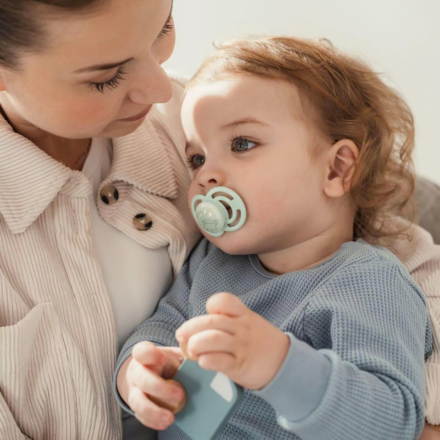 MAM Perfect Start - Juego de 2 chupetes de silicona para un desarrollo bucal saludable de 0 a 2 meses, kit de 2 accesorios para bebés con soporte para chupete esterilizador, azul claro y neutro — view 8