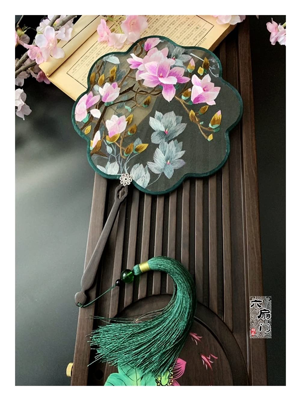 Éventail en soie avec broderie recto verso artisanale Les Fleurs de pêcher style chinois