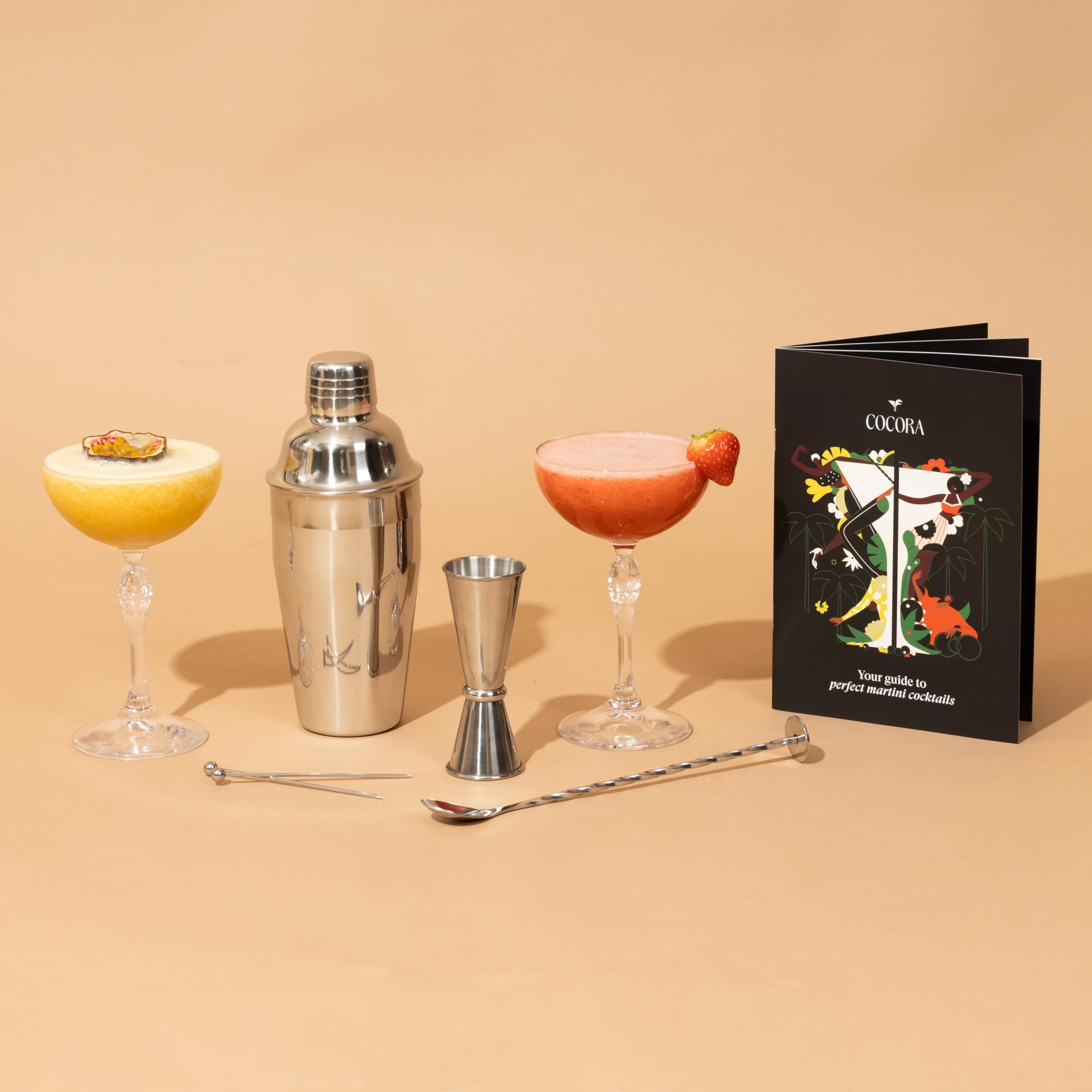 Cocora Set Martini | Set à Cocktail de 8 pièces | Shaker à Cocktail en Acier Inoxydable | Verres à Martini Coupés | Kit Barman | Livre de Cocktails (10+ Recettes) | Emballage Cadeau de Luxe (Argent)