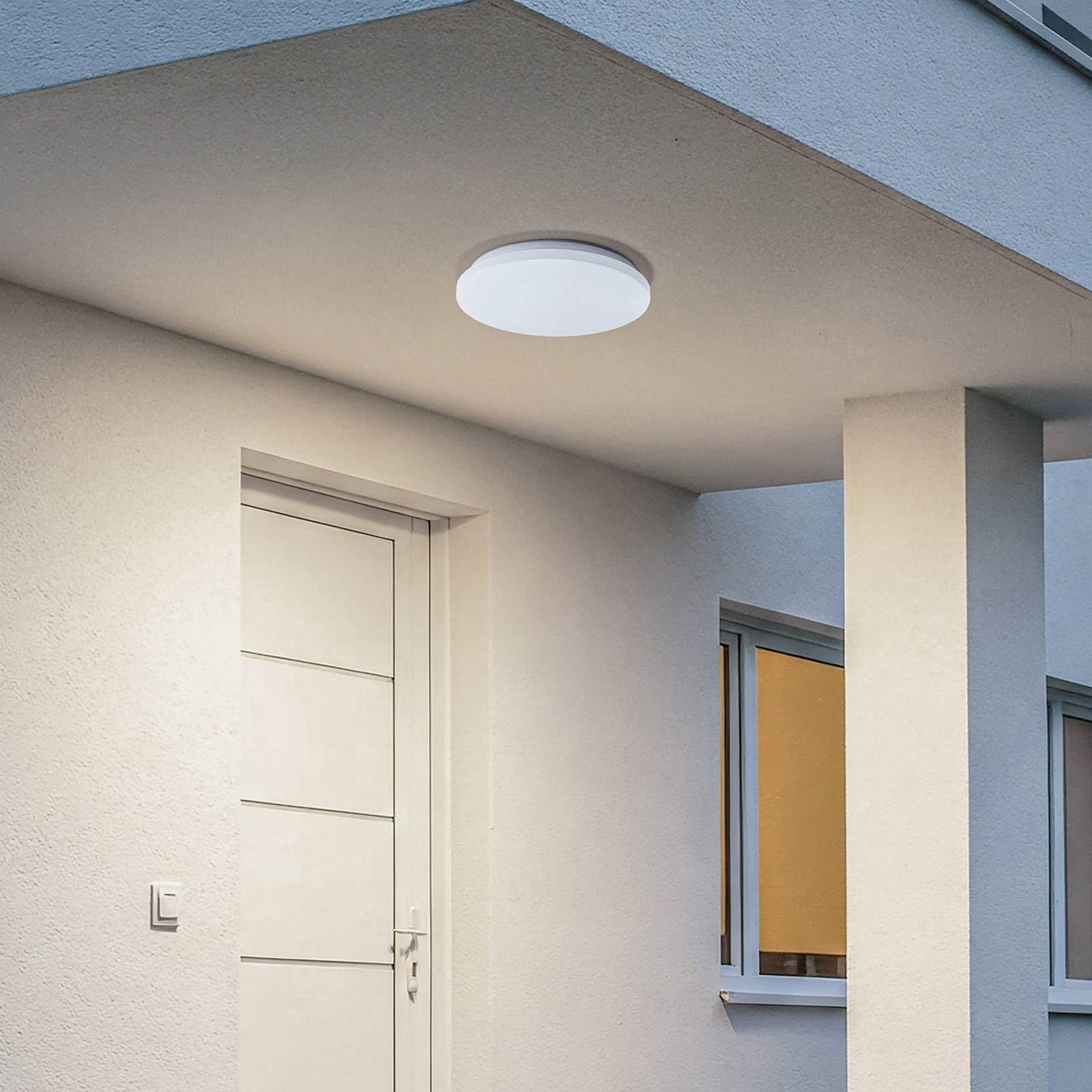 Lindby LED Deckenleuchten Kirkola mit Bewegungsmelder (spritzwassergeschützt in Weiß (1 flammig,) - Außenleuchte für Garten Terasse Balkon & Haus Deckenleuchte