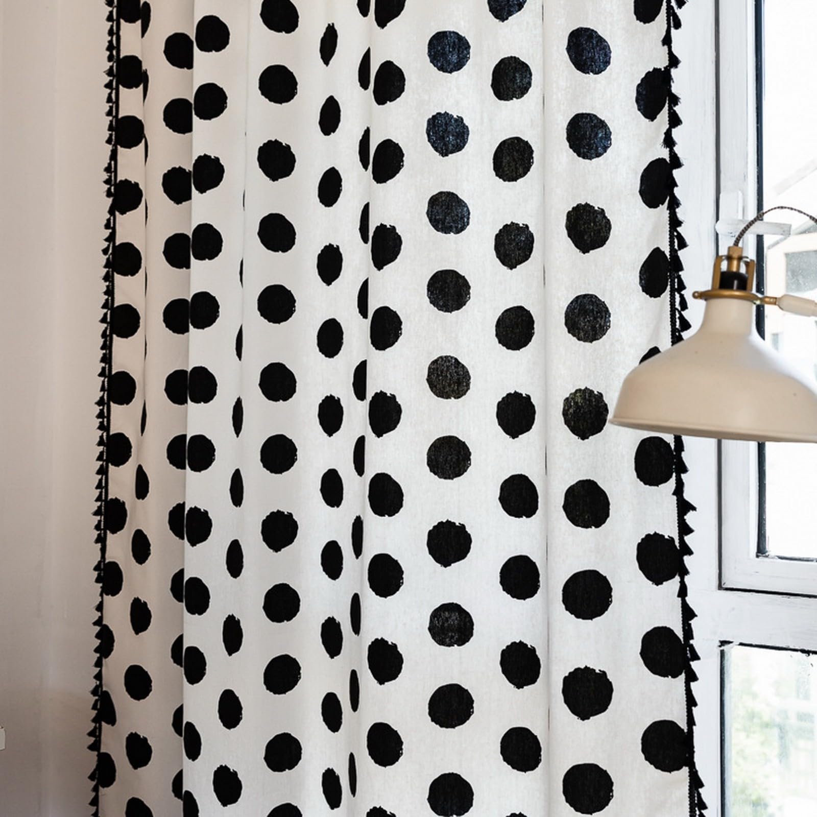 A.Monamour Rideau Voilage Passe Tringle Semi Transparent Opaque Coton Lin Noir Blanc à Pois Rural Boho Décoration Fenêtre Rideau de Porte avec Glands à Pompons pour Salon Chambre Cuisine, 1 Panneau