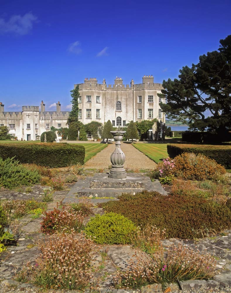 Glin Castle, Co Limerick, Irlanda; terraza con reloj de sol en una finca del siglo XVIII de The Irish Image Collection/fotos de diseño (24 x 30)