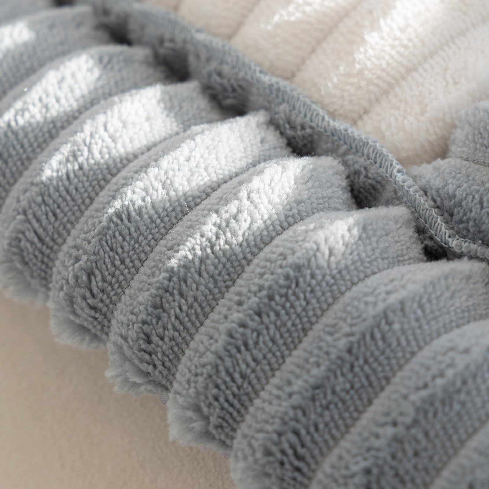 Sofaüberwurf rutschfest waschbar, Flanell Couchauflage extra dick mit Anti-Rutsch-Unterseite, Sofaschoner für 2/3/4-Sitzer & Haustiere, Karo (grau, 70x210cm)