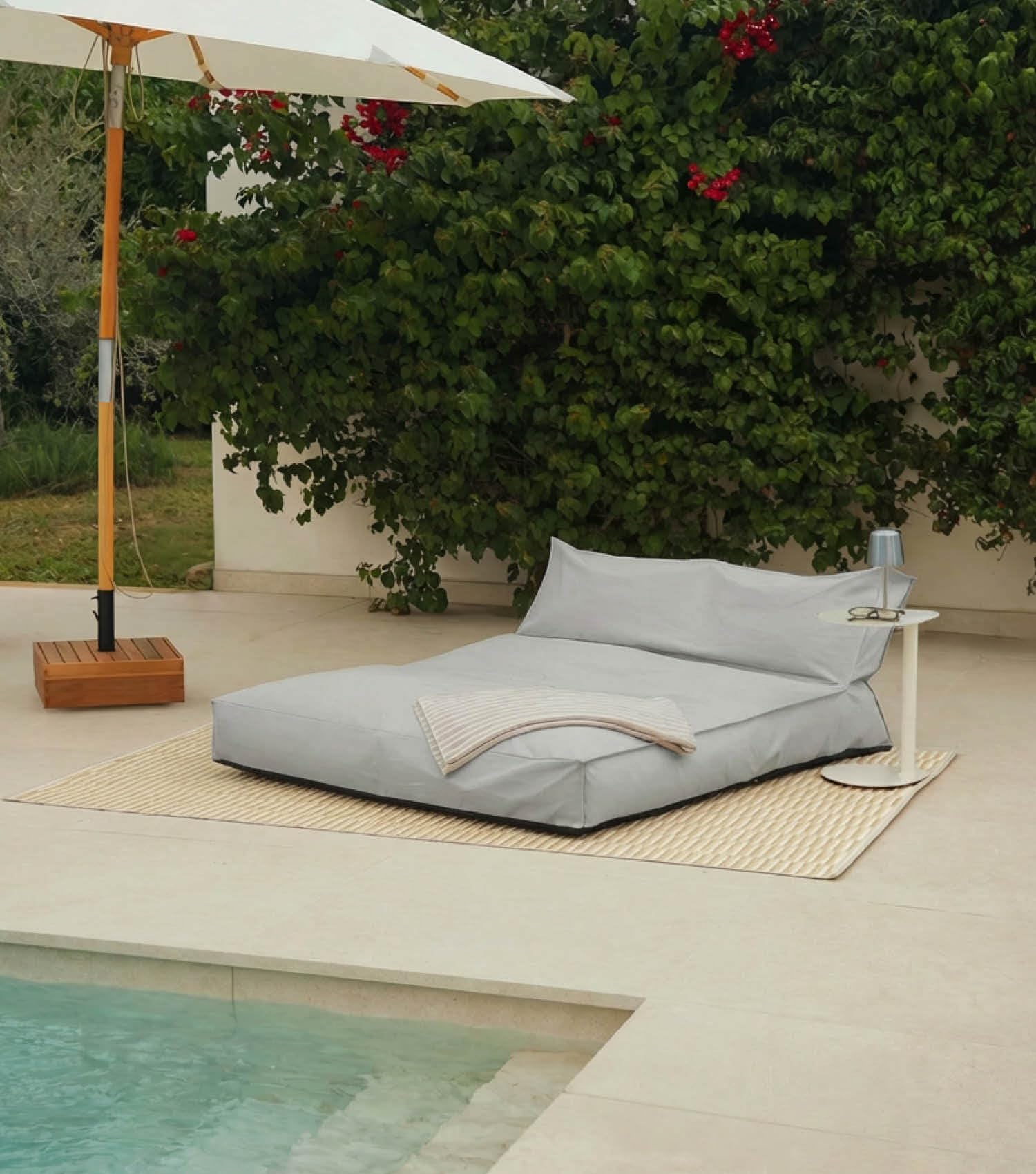 mokebo Outdoor Lounge 'Das Daybed' mit Schutzhülle (130x150 cm) Made in Germany, 3-in-1 Sonnenliege, Gartenliege, wetterfestes Loungebett, lichtecht, wasserabweisender Boden in Lichtgrau
