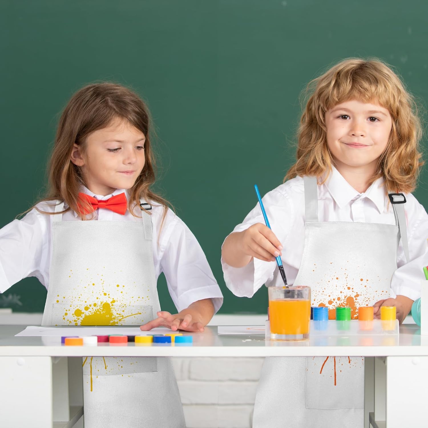 PLULON 30Pcs Kids Aprons Bulk Painting Apron for Kids, Paint Art Apron Adjustable Children Chef Aprons with 2 Pockets for Girls Boys Painting Baking Cooking Crafsting