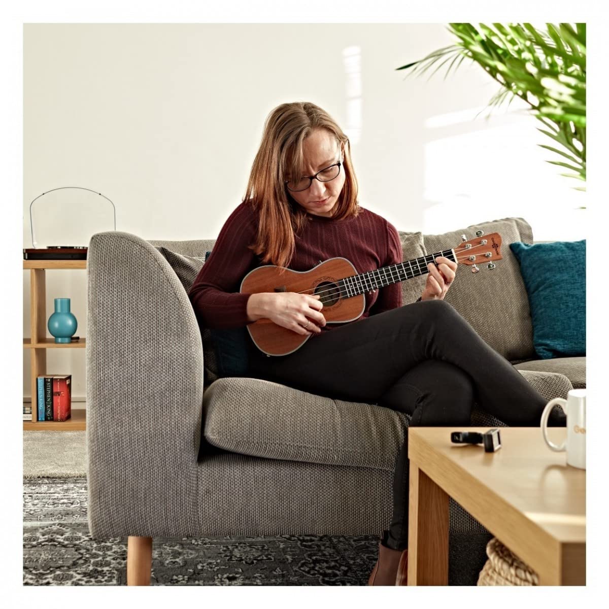 Gear4music Ukulele Concerto Elettroacustico per Principianti Adulti - Ukulele Elettrico Amplificato Kit | Pacchetto Principiante Elettroacustico, Preamplificatore Hartwood per un Tono Amplificato Fantastico, Concert, Custodia