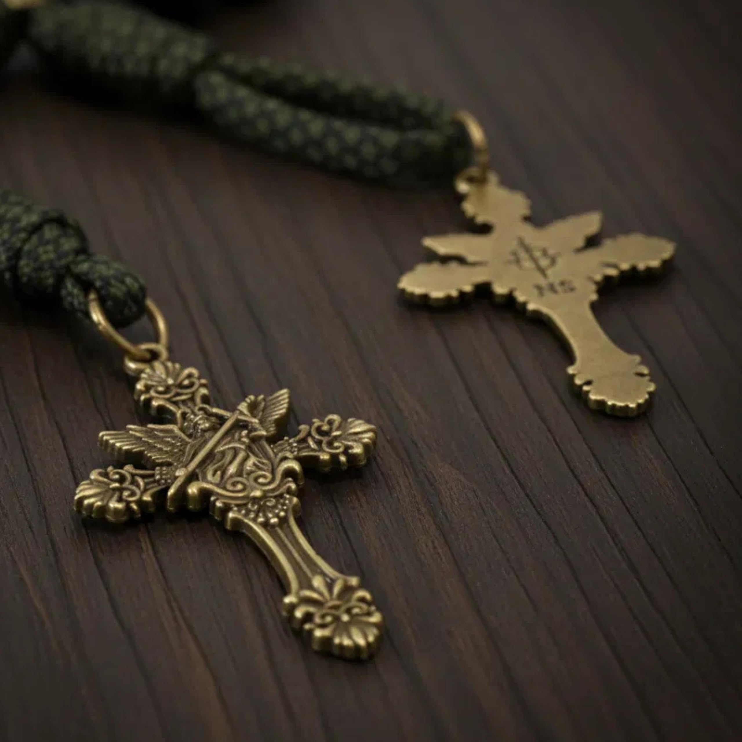 Nazareth Store Rosenkranzkette aus antikbronzenem Metall mit robustem Paracord, schwarzen matten Gebetsperlen, Heiligenmedaille und Kreuz