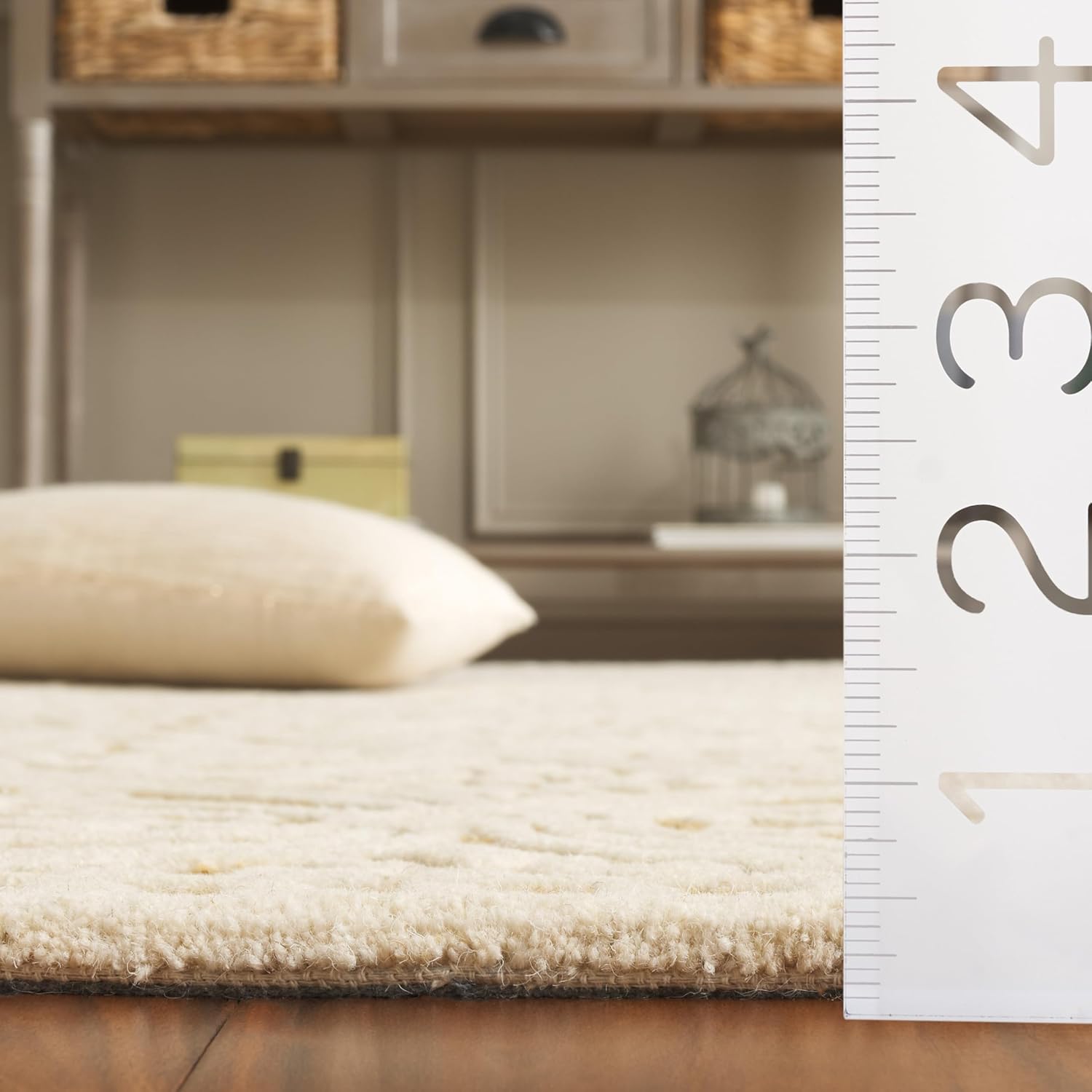 SAFAVIEH Cambridge Collection Area Rug - 5' x 8', Ivory & Gold, Handmade Wool, Ideal for Living Room, Bedroom, Home Office, Dining Space (CAM123F-5)