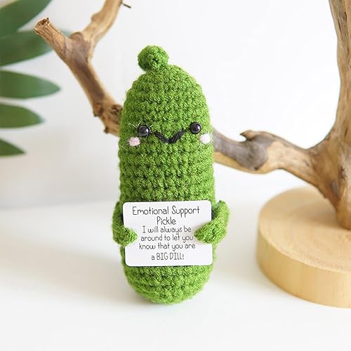 Miniatura 2 de Exclusivo regalo de apoyo emocional de ganchillo en pepinillos  Adorno de Navidad hecho a mano con base de madera  Bonita muñeca de pepino tejida