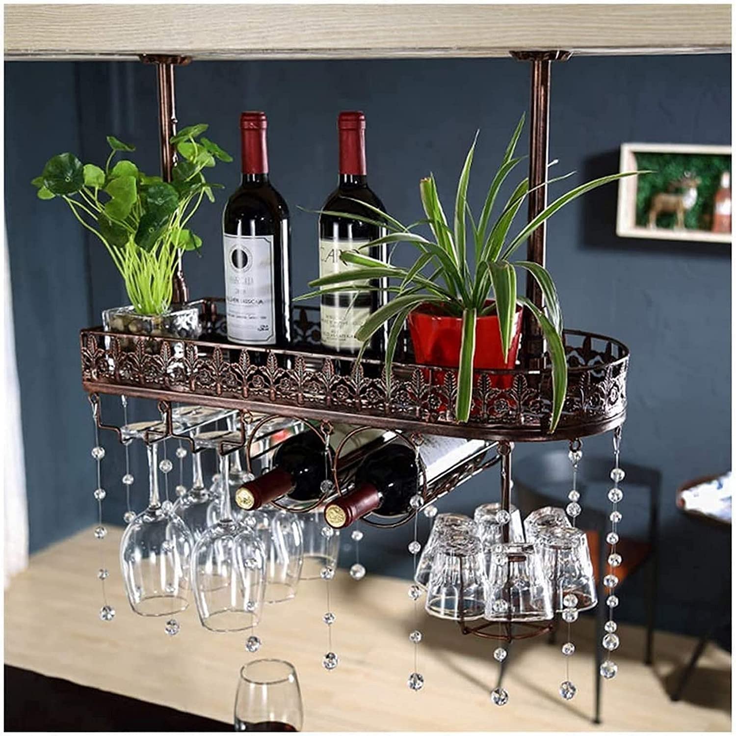 Casier à verres à vin suspendu pour créer une ambiance bistrot chic dans votre cuisine ou salon