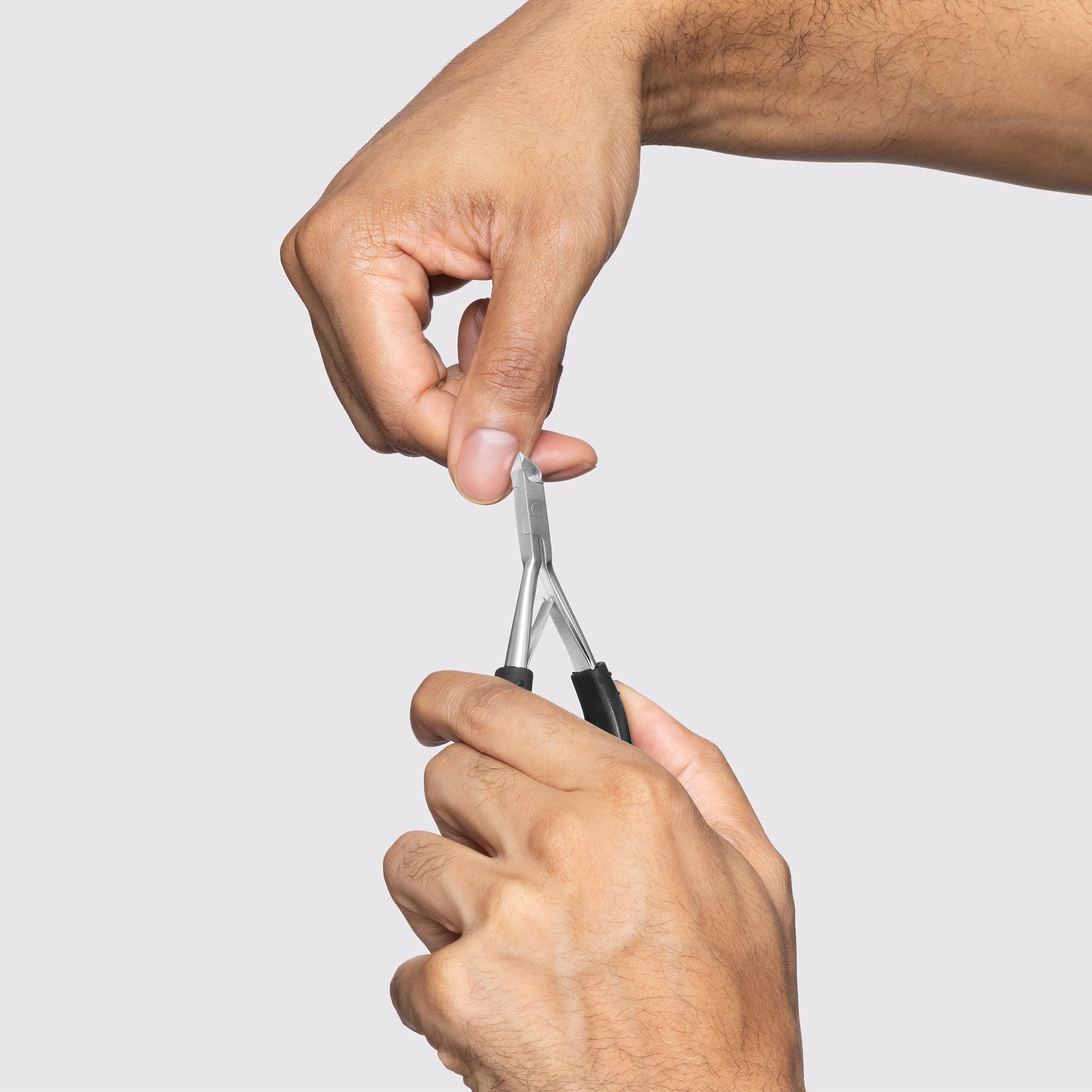 TWEEZERMAN Alicate para cutículas (eliminación precisa de cutículas, diseño ergonómico, hojas afiladas a mano, acero inoxidable)