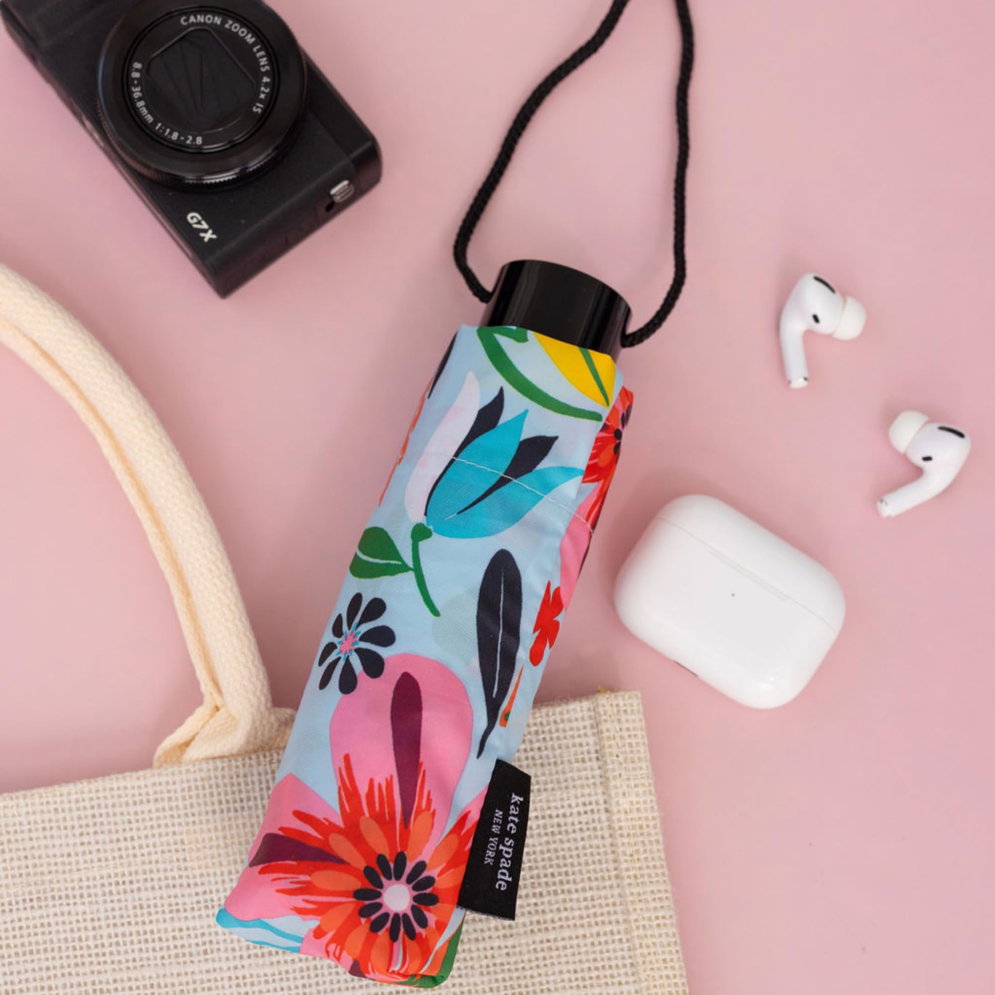 kate spade new york Mini paraguas, paraguas compacto con funda de almacenamiento, paraguas pequeño para mochila o coche (safari floral)