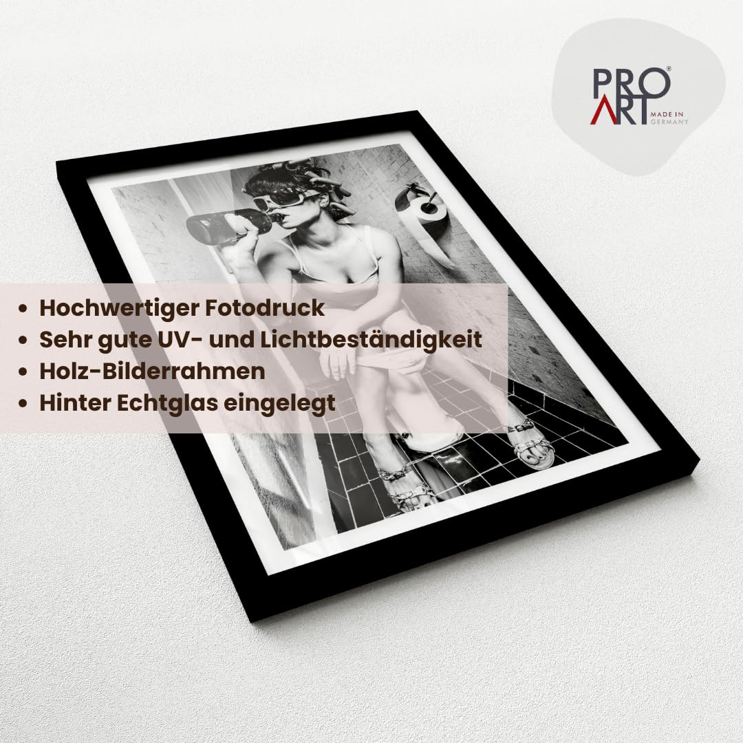 Pro-Art Gerahmtes Bild 50x70 cm – Frau auf Toilette – Lustiges Schwarz-Weiß WC-Wandbild mit Echtglas – Hochwertiger Druck – Handgefertigt in Deutschland