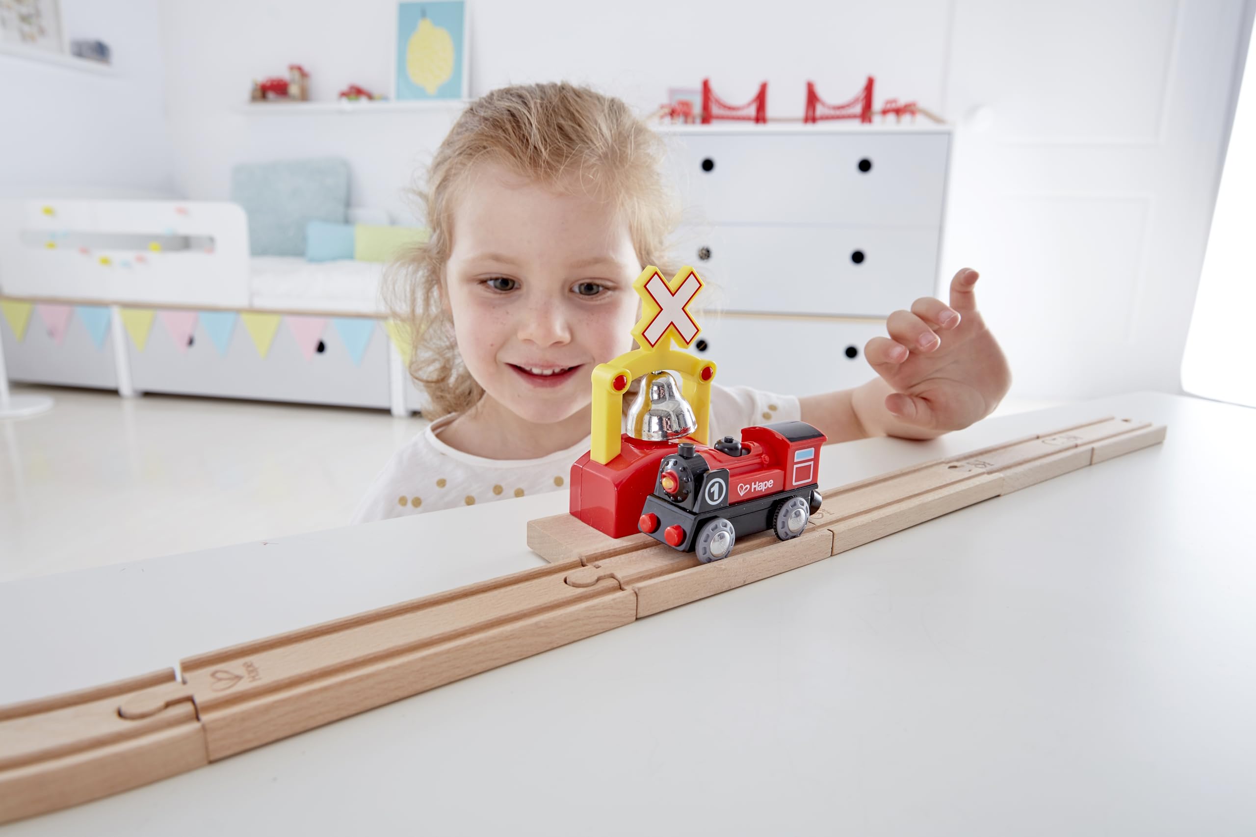 Hape E3706 Automatyczny dzwonek kolejowy - akcesoria do drewnianych torów kolejowych
