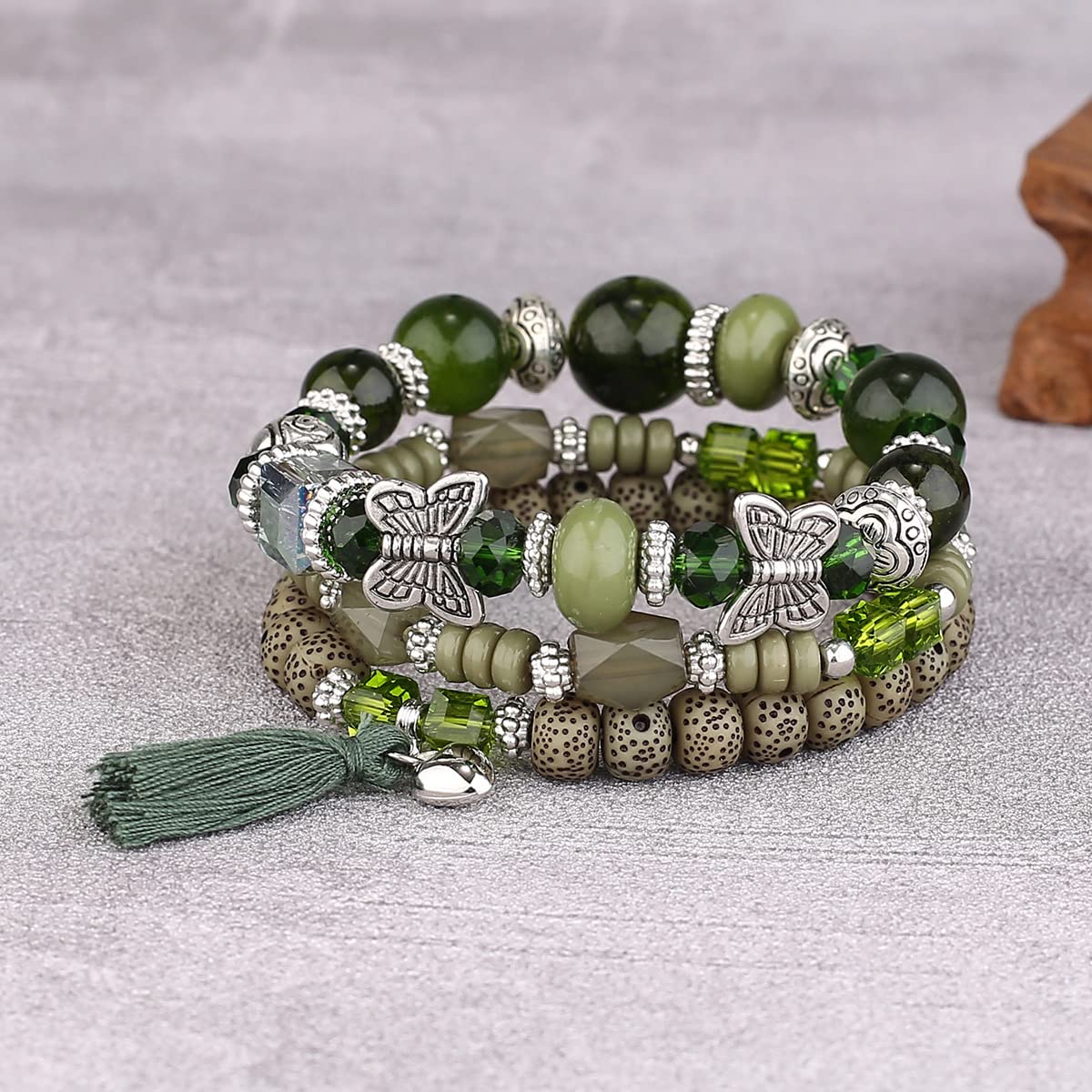 Persoonlijke armband stretch groen met witte kralen - www