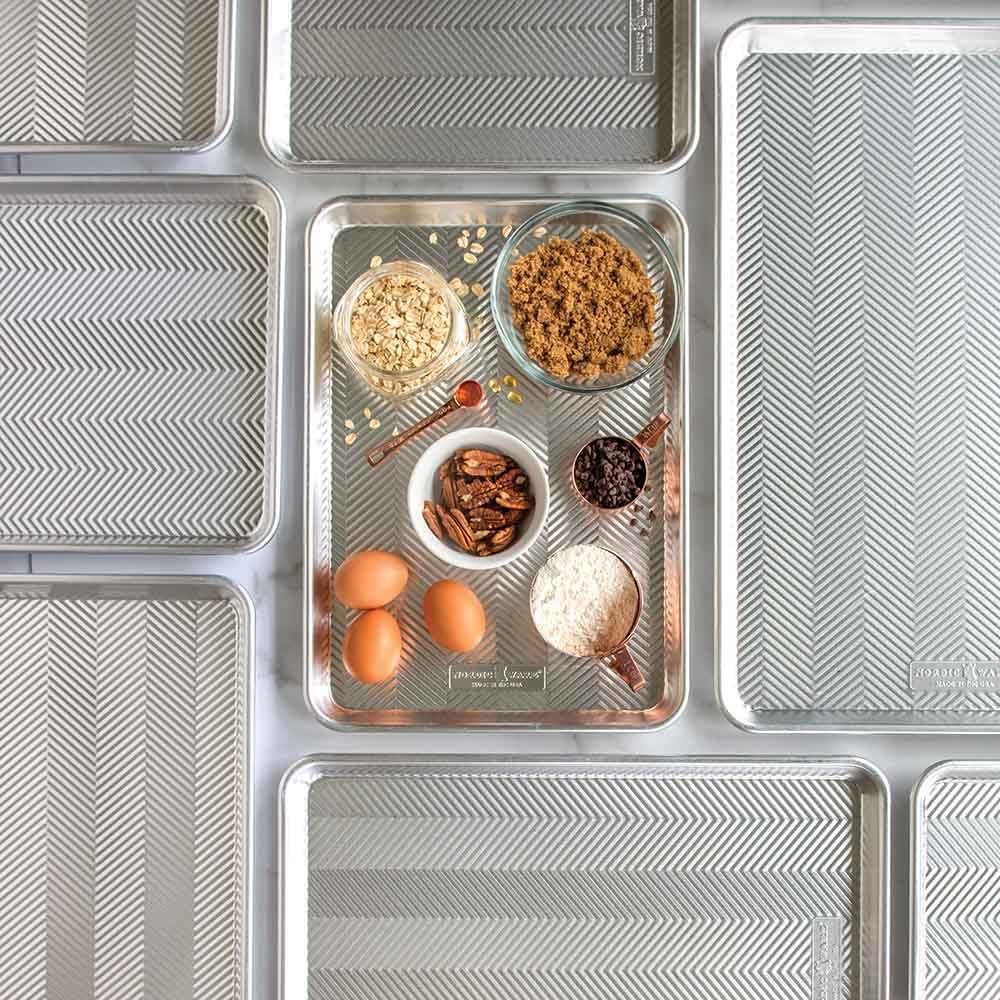 Nordic Ware Prism Half Sheet, aluminiowa blacha do pieczenia z ulepszonym przepływem powietrza, naczynia do pieczenia premium wyprodukowane w USA, srebrny, dł. 41,4 cm x szer.: 28,7 cm x wys.: 2,5 cm
