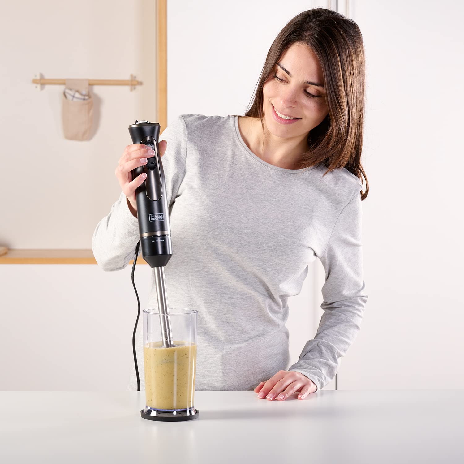 BLACK+DECKER BXHB800E - Mixeur plongeant 800W, régulateur de vitesse, turbo, lames en acier inoxydable, tige en inox démontable, design ergonomique, gobelet doseur 600ml