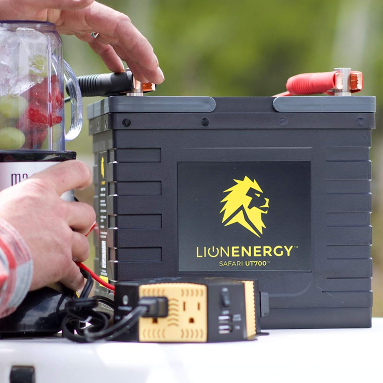 Lion Energy Safari UT 700 in use with an inverter and blender