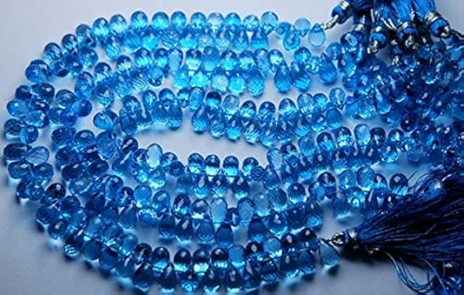 Faceted drops briolettes Swiss Blue 7.5-8mm contre les pierres ternes