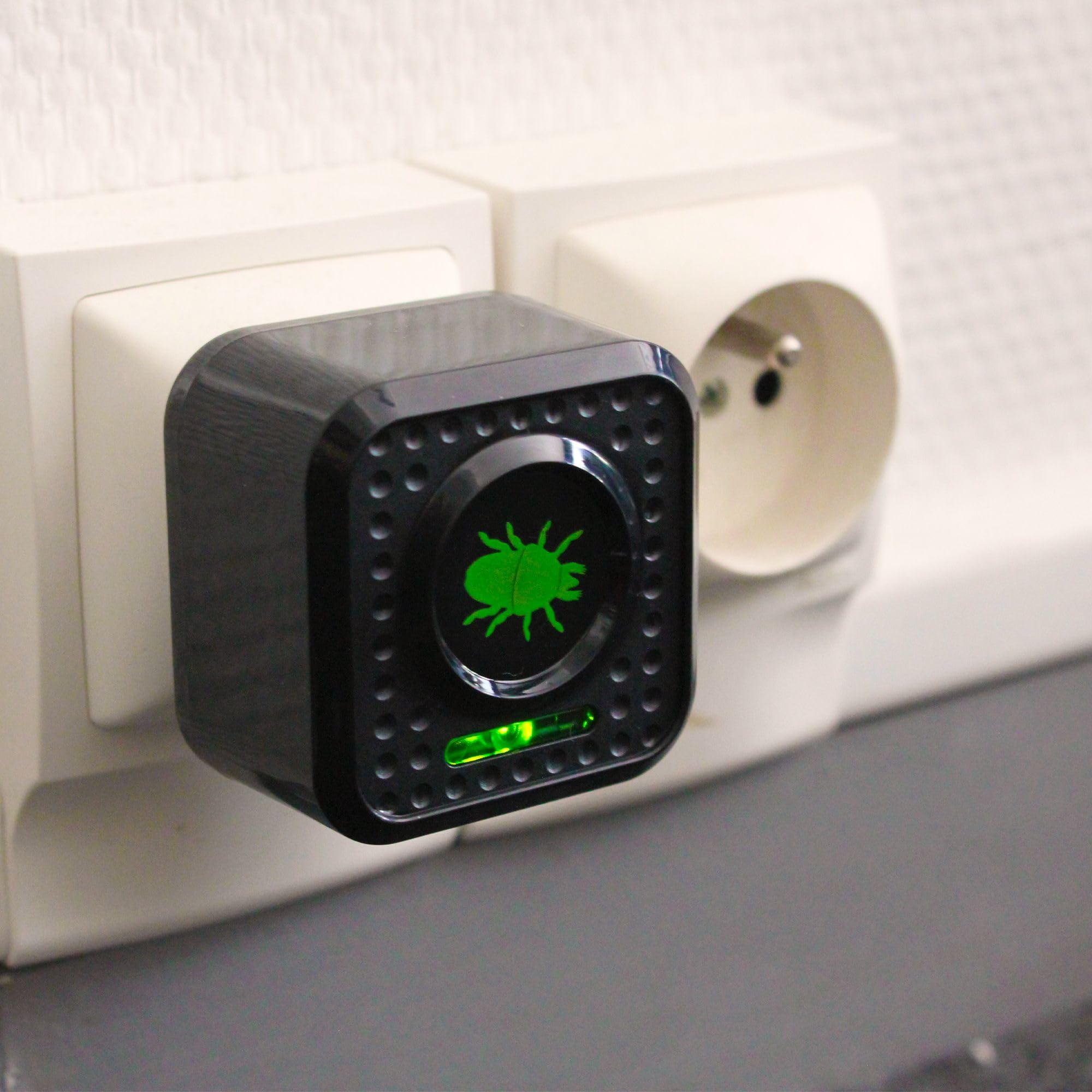 FISHTEC - Prise Anti-acariens ultrasons - Protège nuisibles jusqu'à 30 m² - Branchez 230V - Discret, Silencieux et écologique - sans Produits Chimiques - Usage sûr Enfants, Animaux